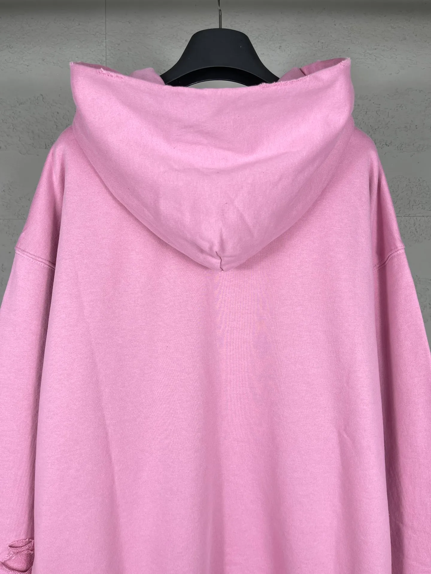 🅿️370 real photos [Top version. Official website quality] BALENCI*GA/Paris. 2024 latest autumn and winter Paris Eiffel Tower direct-injection white ink gradient color printing washed and worn hooded sweatshirt. Overweight craftsmanship, brick cabinet synchronization. ⚠️Distinguish the market currency, genuine product development, welcome to compare! The weight is 460 grams, ground. The hand-painted is consistent with ZP, and the printing uses Kornit digital direct printing. The garments are washed and worn. The whole piece is designed with extra heavy craftsmanship. Comparisons welcome. The version adopts OS loose shoulder design. Same style for men and women. Code: BL238919 Color: pink, washed blue Size: XS. S. M. L