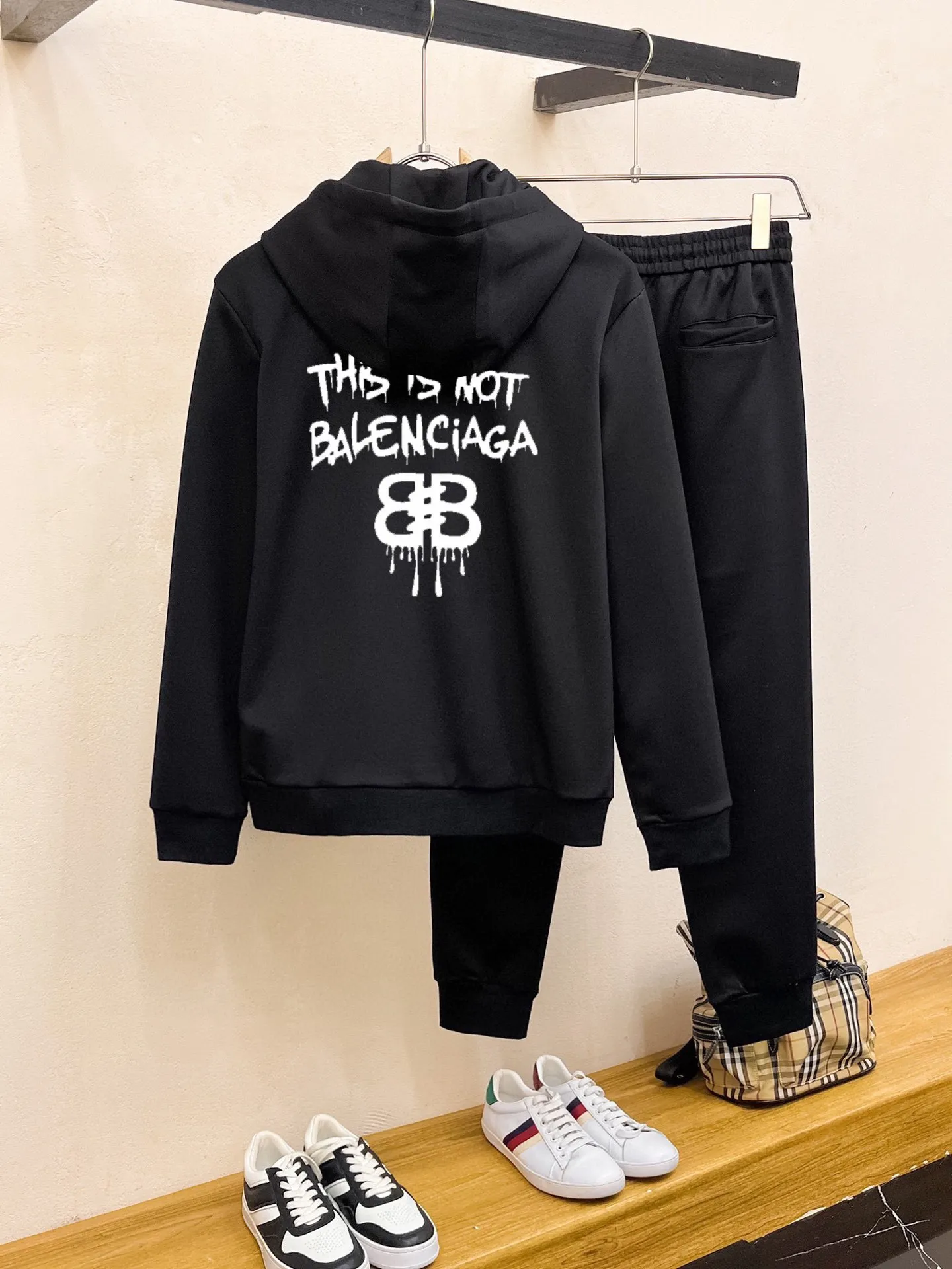 🅿️420 [BALENCIAGA] (Gospel for Fatty) hot-selling suit is coming. Focus on the original version of the official website. 2025 new hot-selling cardigan and sweatshirt suit. The original order is hard to buy🇭🇰. It is the meticulous work of top designers. It has a fitting and perfect upper body effect. All-natural high-quality Roman cotton 100%, close-fitting comfort, noble and elegant! Original hardware embodies elegance and nobility! Counter size: M-5XL (maximum wear up to 220 pounds)