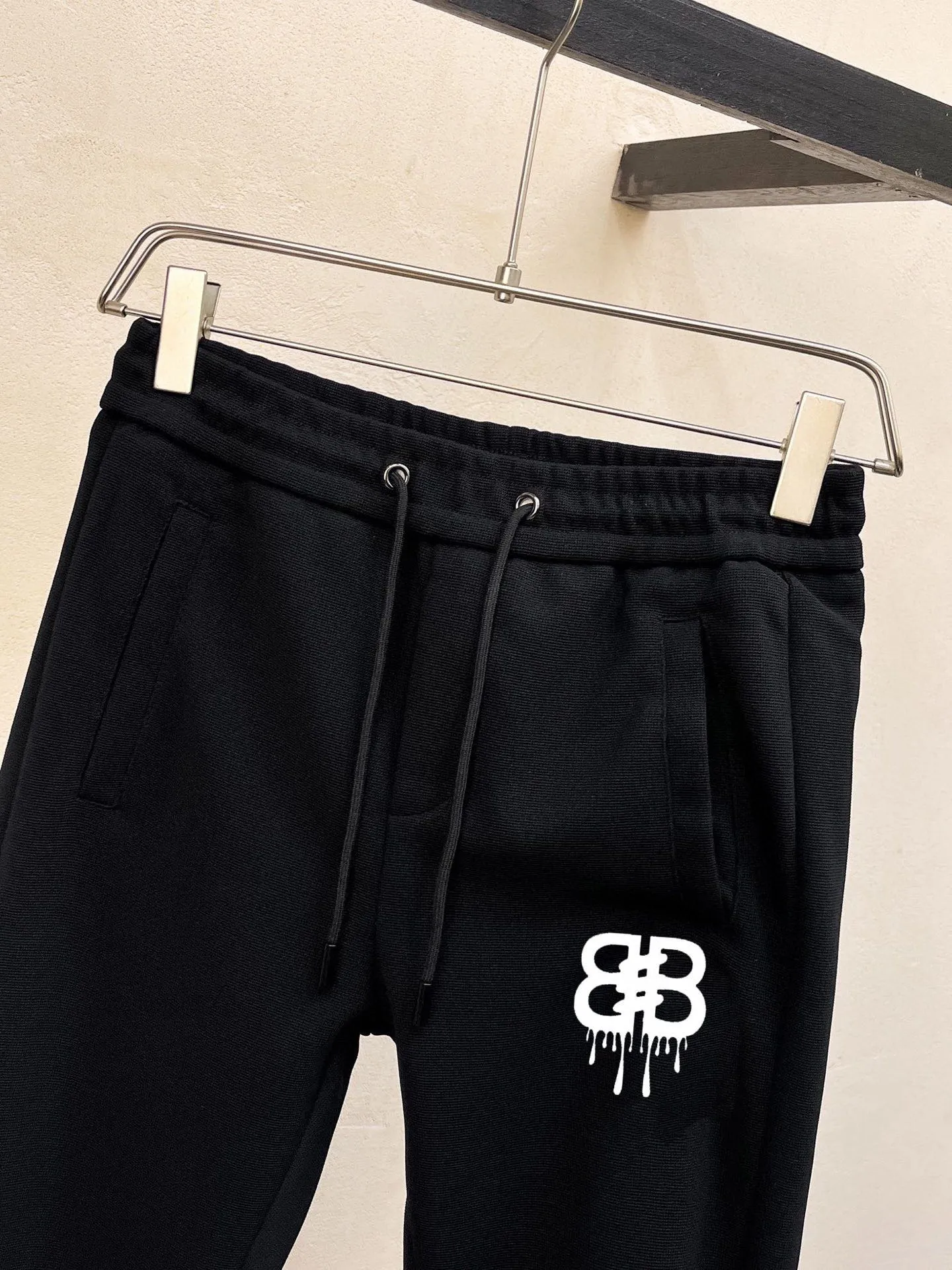 🅿️420 [BALENCIAGA] (Gospel for Fatty) hot-selling suit is coming. Focus on the original version of the official website. 2025 new hot-selling cardigan and sweatshirt suit. The original order is hard to buy🇭🇰. It is the meticulous work of top designers. It has a fitting and perfect upper body effect. All-natural high-quality Roman cotton 100%, close-fitting comfort, noble and elegant! Original hardware embodies elegance and nobility! Counter size: M-5XL (maximum wear up to 220 pounds)