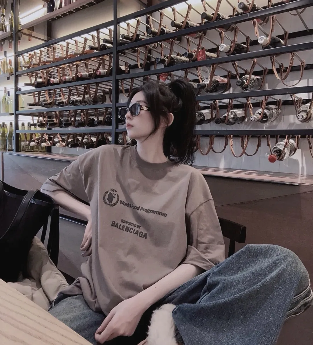 ♻️💯Reference model picture for the upper body❤️The top version of Balenciaga Balenciaga 22SS new WFP World Food Agency male and female couple star same style short-sleeved T-shirt. The fabric is made of 32S 280g double yarn pure cotton fabric. It does not pill and feels very good. It has been printed and dressed up dozens of times in order to achieve a 1:1 effect. All imported slurries are used. Proportional foaming powder is added to the slurry to foam at high temperatures. The printing convex effect is very good, and does not shed powder or break. Washable and environmentally friendly printing on the front and back panels. The entire printing process takes a long time. The hem and cuffs are all customized threads. There is no error in dyeing in the same vat. The workmanship is perfect. The accessories are all customized. This year's hot trend in the market. Many Internet celebrity tops. Very trendy. Same style for men and women. OverSzie version. Color: black, white, dark khaki, fluorescent green. Size: XS-L P:270