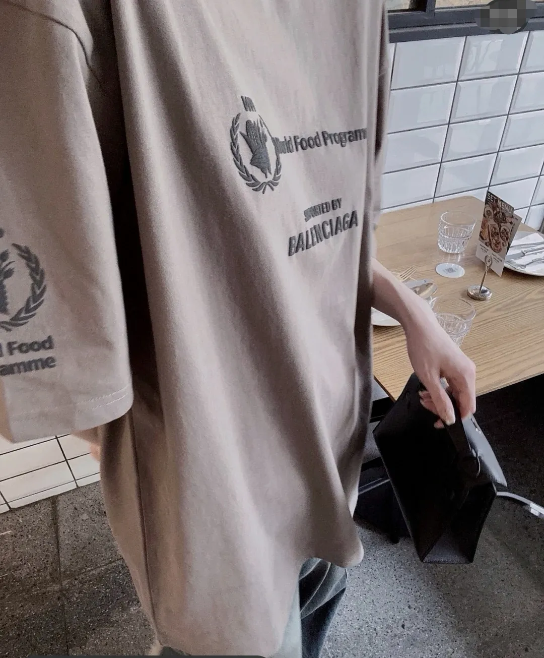 ♻️💯Reference model picture for the upper body❤️The top version of Balenciaga Balenciaga 22SS new WFP World Food Agency male and female couple star same style short-sleeved T-shirt. The fabric is made of 32S 280g double yarn pure cotton fabric. It does not pill and feels very good. It has been printed and dressed up dozens of times in order to achieve a 1:1 effect. All imported slurries are used. Proportional foaming powder is added to the slurry to foam at high temperatures. The printing convex effect is very good, and does not shed powder or break. Washable and environmentally friendly printing on the front and back panels. The entire printing process takes a long time. The hem and cuffs are all customized threads. There is no error in dyeing in the same vat. The workmanship is perfect. The accessories are all customized. This year's hot trend in the market. Many Internet celebrity tops. Very trendy. Same style for men and women. OverSzie version. Color: black, white, dark khaki, fluorescent green. Size: XS-L P:270