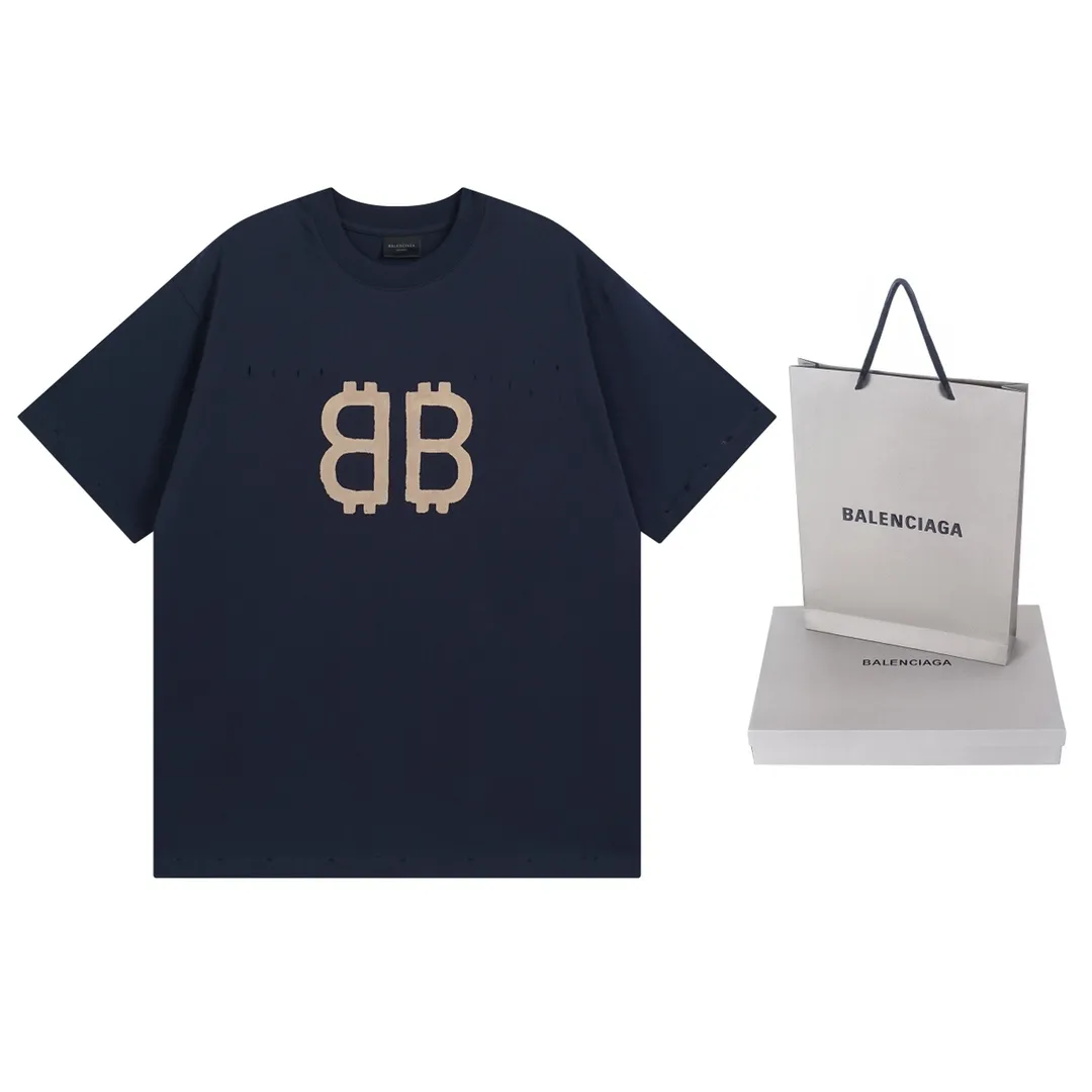 🅿️200 detailed pictures [Top version. Official website quality] BALENCI*GA/Paris. 2023 latest mud hand-painted worn distressed short-sleeved T-shirt. Brick cabinet synchronization. ⚠️Difference in market currency. YB development. Color system is black and blue. Worn. Hand-painted consistent with ZP,‼ ️The fabric is made of Paris ZP custom-woven and dyed 100% double yarn compact cotton. The weight is 260 grams. The cloth surface is clean. The cloth pattern is clear, soft and comfortable. The threads are dyed with no color difference. Ready-made garments are hand-painted, worn, and distressed, with heavy craftsmanship. Comparisons welcome. The version adopts OS loose shoulder design. Same style for men and women. Code: BL223202 Color: black blue, off-white, smoky gray, royal blue. Size: XS to L