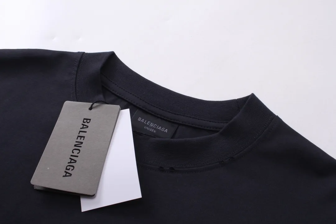 🅿️250 BALENCI*GA Paris surfing pattern long sleeves with letters. The fabric is made of Paris custom-woven double yarn cotton fabric. The weight is 280g. The thread is custom-woven and dyed without color difference. The front and back panels are made of environmentally friendly dot offset printing. Two high-temperature setting washes. os dropped shoulders and loose version. Same style for men and women -Color: gray blue beige -SIZE: XS S M L Style No. 8611#