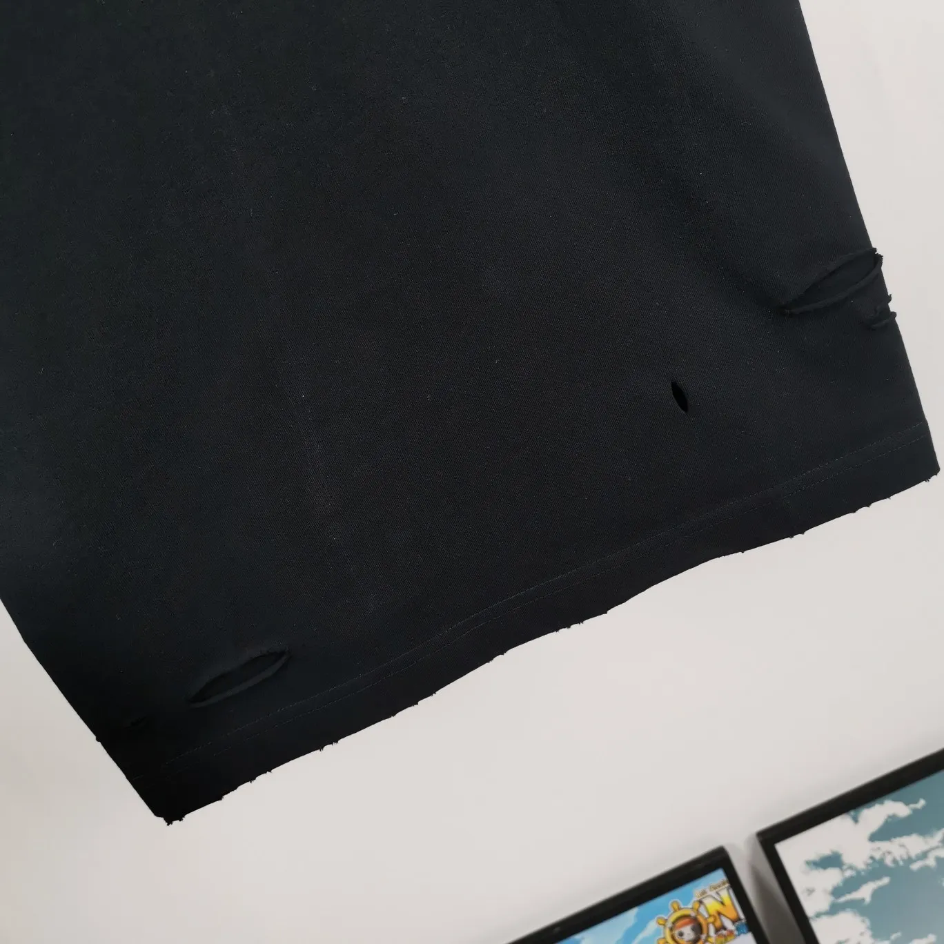 The top tested version of Balenciaga/BALENCIAGA chest crack print logo basic hole washed burst pattern male and female couple star same style pure cotton short-sleeved T-shirt custom-woven and dyed fabric, guaranteed to have no color difference with the genuine product, the collar thread is also dyed in the same vat. The holes on the neckline are manually rubbed, and the holes on the chest, front and back are all laser holes to ensure that the holes will not deform or wrinkle.  Made of 280g 24-count combed tightly siro-spun plain fabric, the front panel is printed with a glue-pulling effect, and imported transparent slurry is used to scrape the bottom to make the printing cracks feel even.  Color: Gray Red Blue Black White Size: XS-L P:260