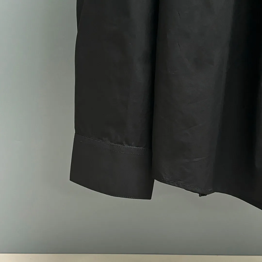 🅿️220 BALENCIAGA/Balenciaga early autumn printed embroidered shirt. Customized classic 40-count plain weave imitation Tencel Paris shirt fabric. Loose fit and three-dimensional upper body. Smooth and natural lines from shoulder line to waistline to hem. Smooth transition of lines. No unnecessary folds or accumulation. The whole body is neat and stretched. Customized Paris logo engraved buttons. Classic Paris letters embroidery on the chest. Precise stitching. Silky threading. Paired with large-area printing of the Eiffel Tower on the back. The effect is three-dimensional. The printing fits perfectly with the fabric, and there will be no problems such as color fading, peeling off, etc. Size: S M L XL