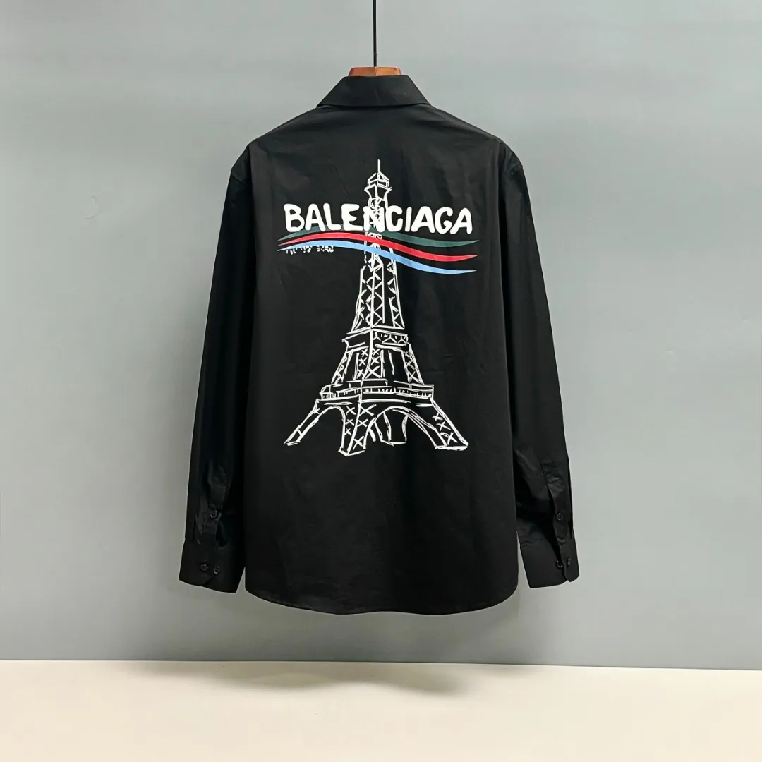 🅿️220 BALENCIAGA/Balenciaga early autumn printed embroidered shirt. Customized classic 40-count plain weave imitation Tencel Paris shirt fabric. Loose fit and three-dimensional upper body. Smooth and natural lines from shoulder line to waistline to hem. Smooth transition of lines. No unnecessary folds or accumulation. The whole body is neat and stretched. Customized Paris logo engraved buttons. Classic Paris letters embroidery on the chest. Precise stitching. Silky threading. Paired with large-area printing of the Eiffel Tower on the back. The effect is three-dimensional. The printing fits perfectly with the fabric, and there will be no problems such as color fading, peeling off, etc. Size: S M L XL