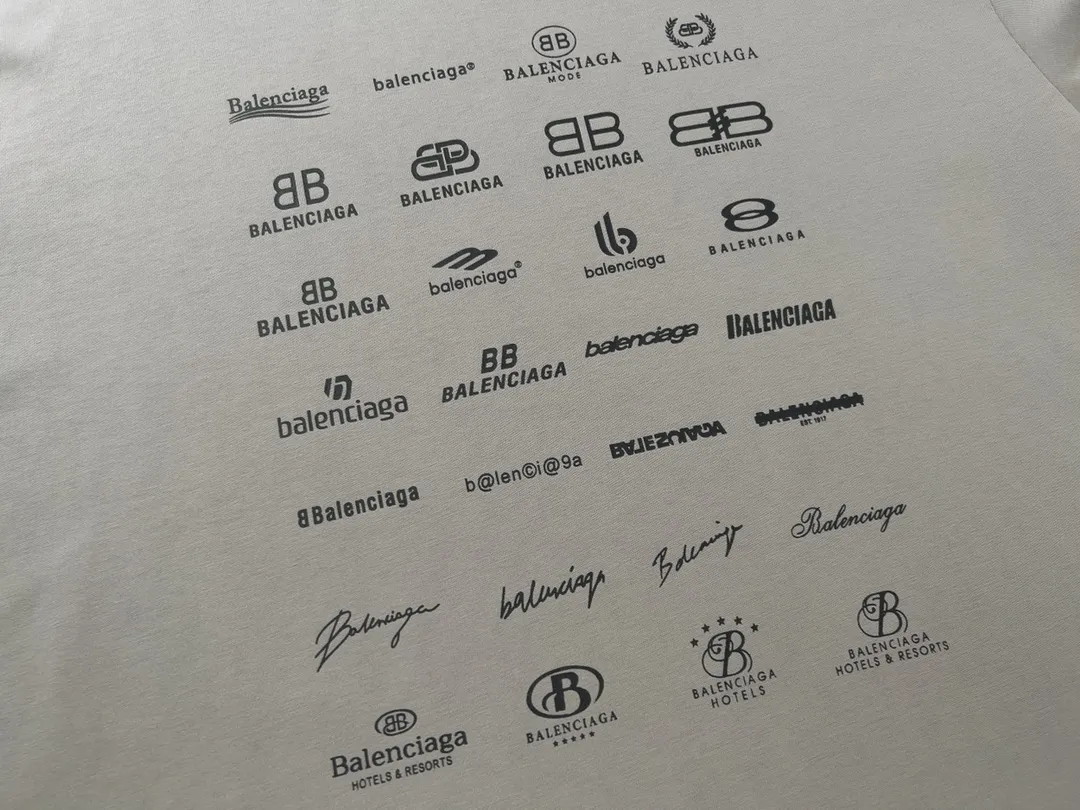 🅿️170 Detailed Picture [Top version. Official website quality] BALENCI*GA/Paris BALENCI*GA# 2023 spring and summer new style, printed with classic LOGO collection short-sleeved T-shirt. 2023 spring and summer new product. Brick cabinet synchronization. The fabric is made of Paris ZP custom-woven and dyed 100% cotton double yarn compact cotton. The weight is 260 grams. The cloth surface is clean. The cloth pattern is clear. Soft and comfortable. Good color fastness. Not easy to change color. The threads are woven and dyed with no color difference. The printing uses imported environmentally friendly rubber paddles, precision stencils, fine LOGO letters, clear letters, no burrs, and a three-dimensional effect. Restore brick cabinet. The version adopts OS loose shoulder version. Same style for men and women. Code: BL223071 Color: black, beige, pink, smoky gray, white. Size: XS to L