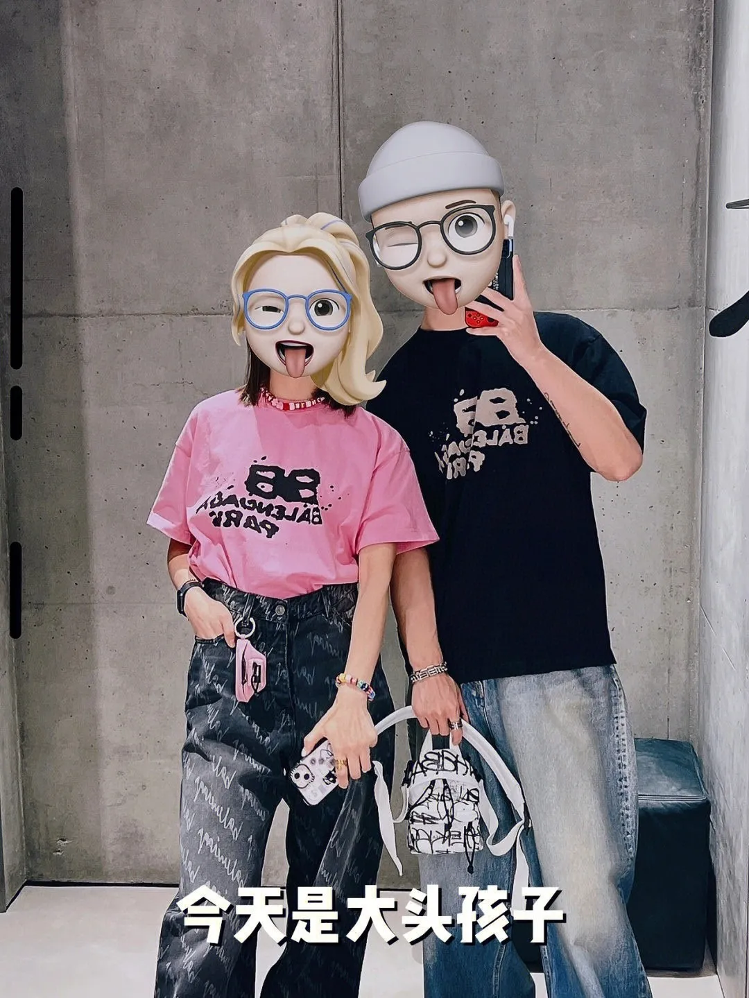 ♻️💯Reference model picture for the upper body❤The top tested version BALENCIAGA Balenciaga 23SS graffiti letters male and female couple stars the same style pure cotton loose short-sleeved T-shirt super iconic colorful brand logo printed pattern. It is fresh and comfortable to match with sports shoes. Suitable for shopping and dating. When layered, it will look like a blogger. It is low-key and tasteful. The original fabric is 280G, double-ply and double-yarn pure cotton fabric! Threads are custom-woven and dyed, no color difference, no pressure in and out of the counter, through-the-shoulder strapping process, increased washing life of clothes, no deformation, high-version digital printing process, no fading, bright colors, the same style as Internet celebrity stars, regardless of age, body shape, gender, super eye-catching, extremely fashionable, very comfortable to the touch, super texture, fashionable and individual, super versatile and good-looking, a must-have, better for couples Customized collar labels are washed, 100% different from fake versions on the market!  Color: Pink White Black Charcoal Gray Size: XS-L P:260