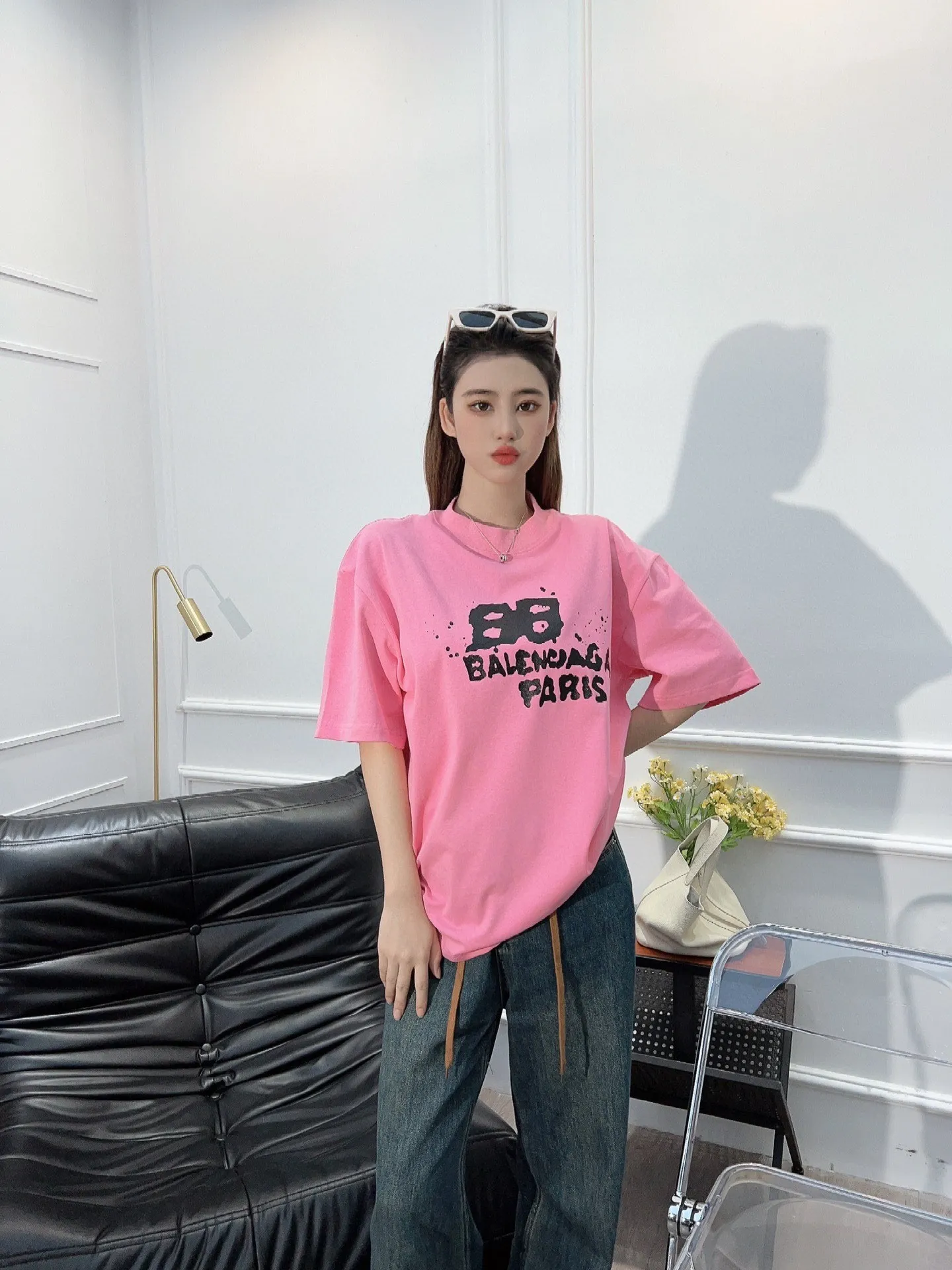 ♻️💯Reference model picture for the upper body❤The top tested version BALENCIAGA Balenciaga 23SS graffiti letters male and female couple stars the same style pure cotton loose short-sleeved T-shirt super iconic colorful brand logo printed pattern. It is fresh and comfortable to match with sports shoes. Suitable for shopping and dating. When layered, it will look like a blogger. It is low-key and tasteful. The original fabric is 280G, double-ply and double-yarn pure cotton fabric! Threads are custom-woven and dyed, no color difference, no pressure in and out of the counter, through-the-shoulder strapping process, increased washing life of clothes, no deformation, high-version digital printing process, no fading, bright colors, the same style as Internet celebrity stars, regardless of age, body shape, gender, super eye-catching, extremely fashionable, very comfortable to the touch, super texture, fashionable and individual, super versatile and good-looking, a must-have, better for couples Customized collar labels are washed, 100% different from fake versions on the market!  Color: Pink White Black Charcoal Gray Size: XS-L P:260