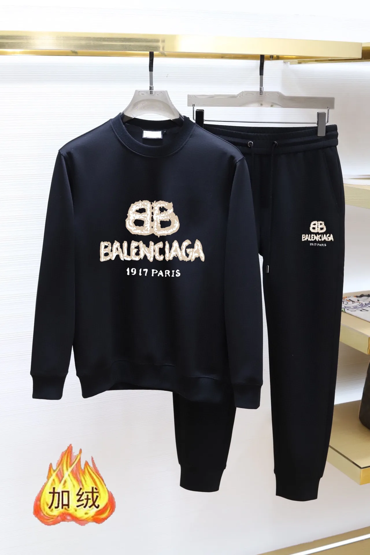 🅿️400 brand [BALENCIAGA] (velvet and thickened) 2025 autumn and winter new products, celebrities' favorite fashion-flavored casual suits, clean and neat tailoring, full of urban style. Made of high-quality customized fabrics, the lining has excellent thermal insulation effect, feels soft and dry, and the upper body effect is crisp and stylish. The three-dimensional cutting process and the pattern are all of high standards, and the silhouette version has the right benefits! It is not tight at all, and you feel good when you put it on. So many top-quality raw materials create high-end products with unparalleled value. It is the first choice for high-end fashion people. (Size: M-4XL can wear up to 200 pounds)