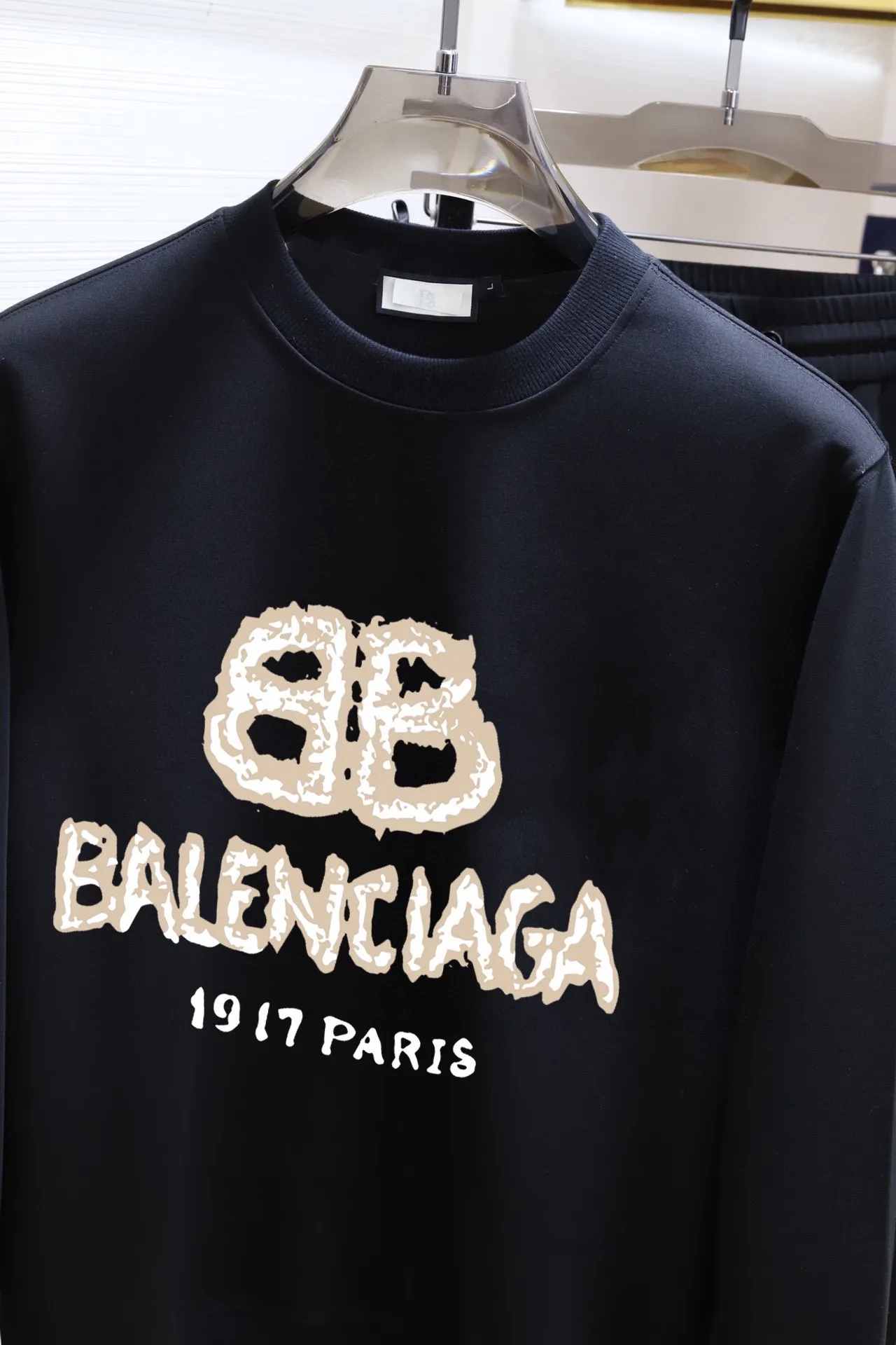 🅿️400 brand [BALENCIAGA] (velvet and thickened) 2025 autumn and winter new products, celebrities' favorite fashion-flavored casual suits, clean and neat tailoring, full of urban style. Made of high-quality customized fabrics, the lining has excellent thermal insulation effect, feels soft and dry, and the upper body effect is crisp and stylish. The three-dimensional cutting process and the pattern are all of high standards, and the silhouette version has the right benefits! It is not tight at all, and you feel good when you put it on. So many top-quality raw materials create high-end products with unparalleled value. It is the first choice for high-end fashion people. (Size: M-4XL can wear up to 200 pounds)