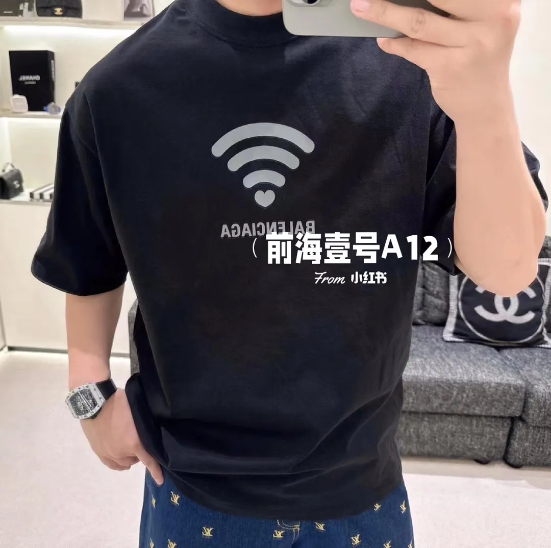 🎀Hot model pictures🎀Top tested version of BALENCIAGA Balenciaga Spring Summer 2024SS 520 Festival Limited Wfilter printed short-sleeved T-shirt. The whole fabric is washed before being cut. The front and rear panels are printed using imported Kornit direct-jet printing technology. After the garment is washed twice, in order to get closer to the original effect, it is manually positioned, flattened and spray-painted by the master. The effect of the garment is more precise and time-consuming. The details are perfectly restored zp Exclusively woven and dyed 300g fabrics. Threads are dyed in the same vat with zero color difference. Difference from market currency. Welcome to compare. Fabric: Customized imported high-weight tight double yarn fabric 300g, 100% cotton. Accessories: full set of customized accessories, packaging bags, tags, brand LOGO Sydney paper. Color: black white. Size: XS--L P:260.
