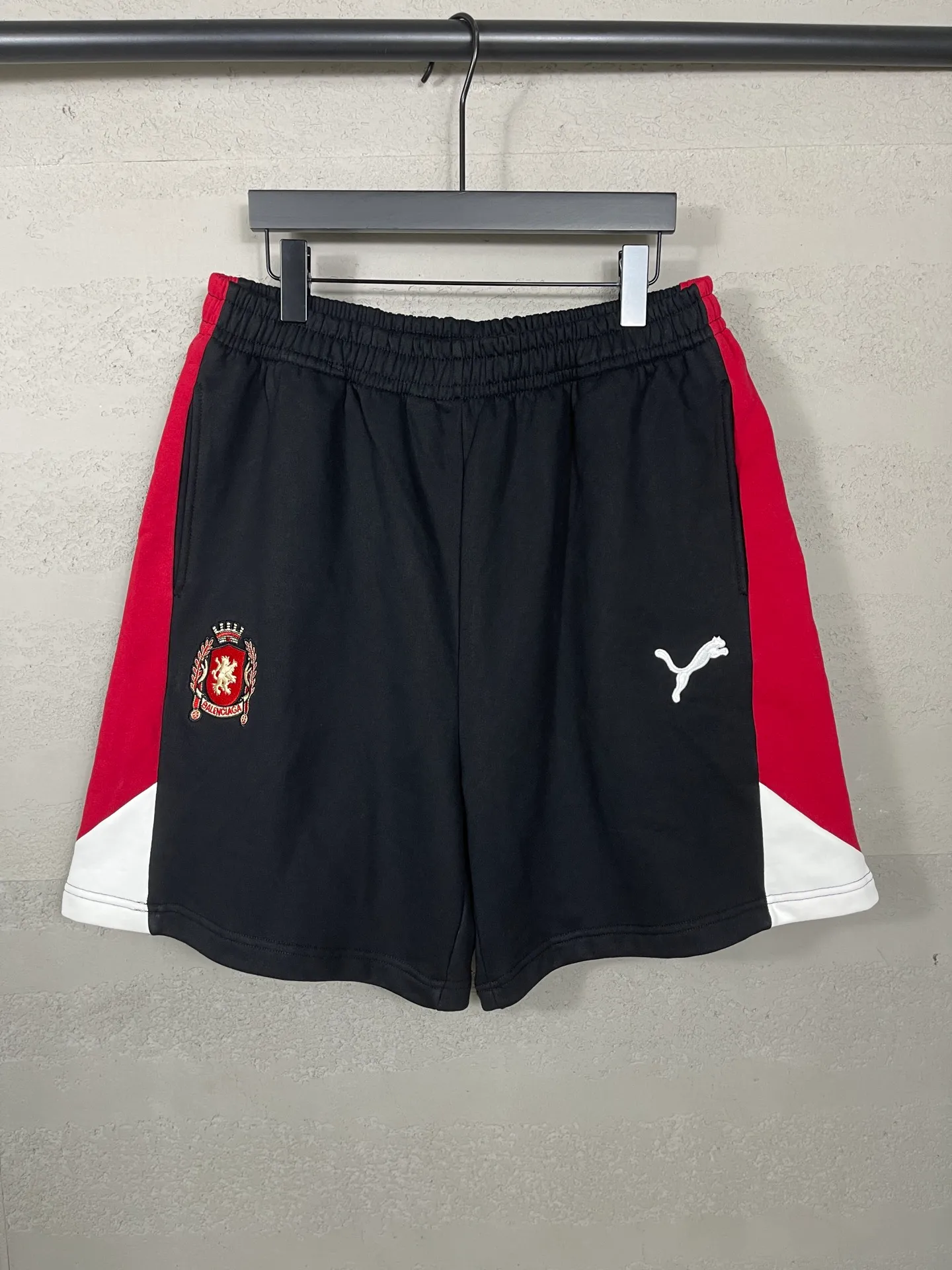 🅿️230 real photos [Top version. Official website quality] BALENCI*GA/26 new model. Paris co-branded Puma series patchwork embroidered shorts. Embroidered LOGO on the front left and right sides. Multicolor stitching on the sides. SS25 latest model. Research and development at the first time, different market currencies. Comparisons welcome. The fabric is made of Paris ZP custom-woven and dyed cotton sweatshirt, with a weight of 460 grams. The cloth surface is clean. The cloth pattern is clear, soft and comfortable. The embroidery is embroidered using imported Tajima embroidery machines. The letters are clear, the three-dimensional effect is strong, and there are no burrs. Jubie market currency. Welcome to compare. Same style for men and women Coding: BL257001 Color: Black Size: XS S M L