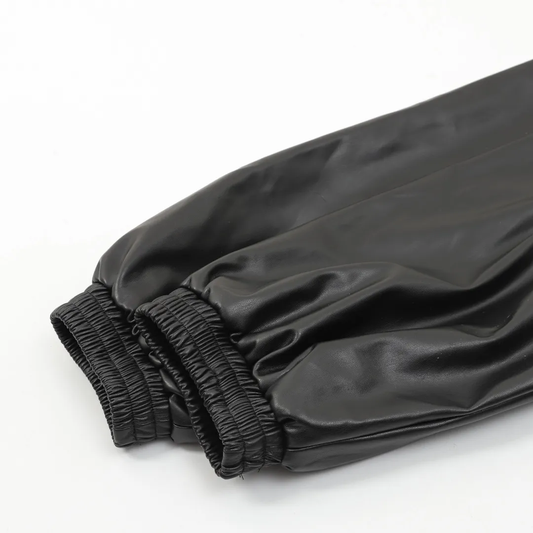 🅿️860 Balenciaga embroidered leather stand-collar jacket. The final selection of leather materials uses 1.2-thick lambskin, custom-made Tencel A100 +1400 quilted lining, moderate thickness, improving upper body comfort. Tajima imported machine embroidery, exclusive original development of hardware, restore the original 1:1 effect, complete set of wash marks and accessories, fashionable items are VIP tickets to the fashion world to enjoy a new level of fashion. size：S-L