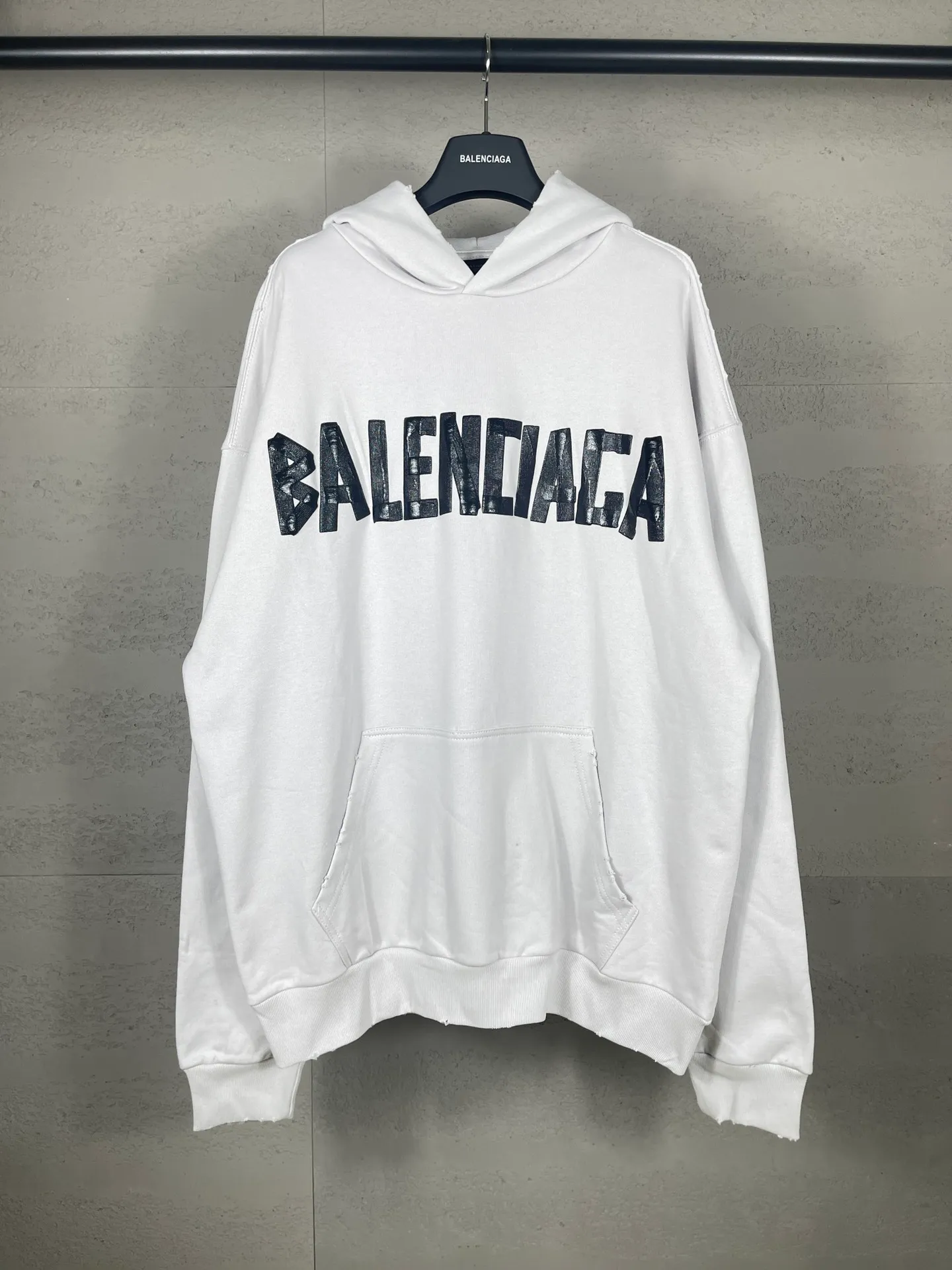 🅿️340 real photos [Top version. Official website quality] BALENCI*GA/Paris. 24ss latest classic model. Tape pulp printing. Ready-to-wear washed and distressed short-sleeved T-shirt. Brick cabinet synchronization. The fabric is made of Paris ZP custom-woven and dyed cotton terry Davidson. The weight is 460 grams, the cloth surface is clean. The cloth pattern is clear, soft and comfortable, and the threads are dyed with no color difference. The classic pattern is printed with environmentally friendly imported materials, and the tape pattern is glued. The letters are clear and the effect is three-dimensional. Restored brick cabinet. The garments were washed and aged, and polished by many hands. Produced by ultra-heavy craftsmanship, the market currency is very different, welcome to compare. The version adopts OS loose shoulder design. The same style for men and women. Code: BL238932 Color: black blue, off-white Size: XS S M L