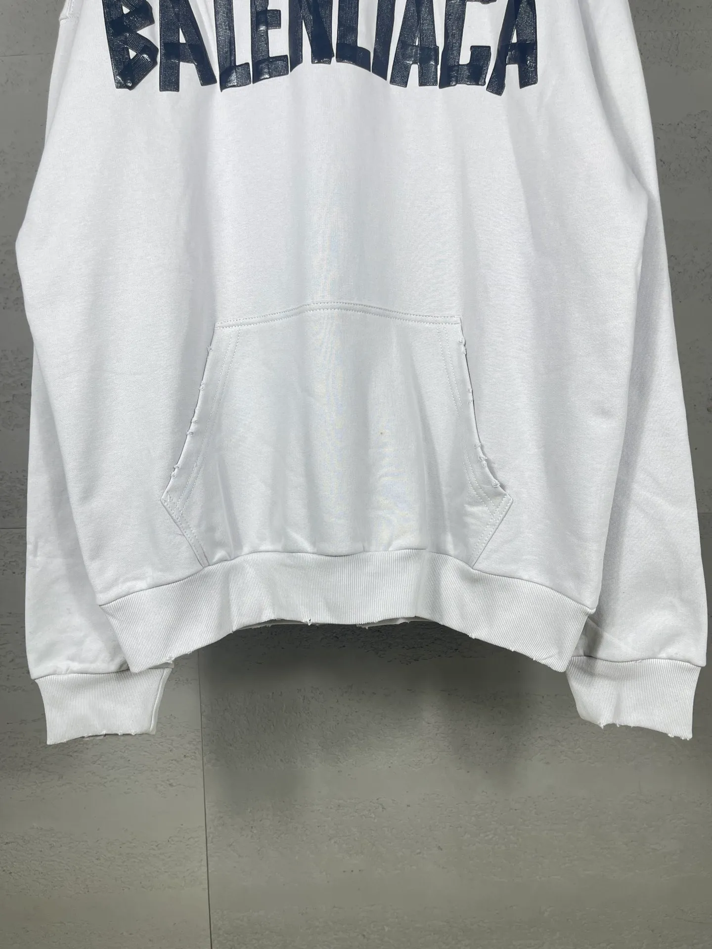 🅿️340 real photos [Top version. Official website quality] BALENCI*GA/Paris. 24ss latest classic model. Tape pulp printing. Ready-to-wear washed and distressed short-sleeved T-shirt. Brick cabinet synchronization. The fabric is made of Paris ZP custom-woven and dyed cotton terry Davidson. The weight is 460 grams, the cloth surface is clean. The cloth pattern is clear, soft and comfortable, and the threads are dyed with no color difference. The classic pattern is printed with environmentally friendly imported materials, and the tape pattern is glued. The letters are clear and the effect is three-dimensional. Restored brick cabinet. The garments were washed and aged, and polished by many hands. Produced by ultra-heavy craftsmanship, the market currency is very different, welcome to compare. The version adopts OS loose shoulder design. The same style for men and women. Code: BL238932 Color: black blue, off-white Size: XS S M L