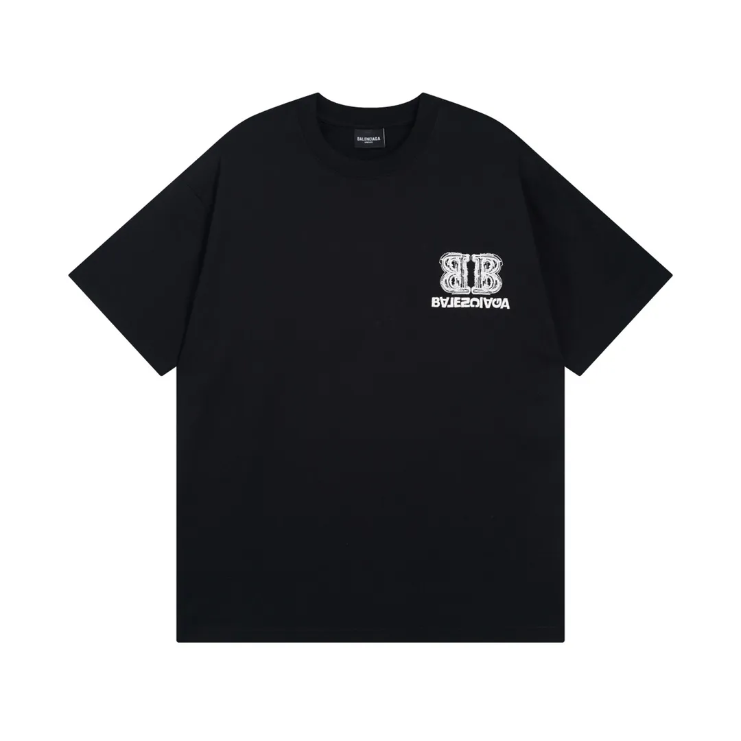 🅿️200 Detailed picture [Top version. Official website quality] BALENCI*GA/Paris BALENCI*GA# New style, BB reverse letter embroidery letter big LOGO short-sleeved T-shirt. More than 200,000 needles are used to embroider the logo letters on the front and back of the chest. Welcome to compare! The fabric is made of Paris ZP custom-woven and dyed 100% cotton double-yarn compact cotton. The weight is 260 grams. The cloth surface is clean. The cloth pattern is clear. It is soft and comfortable. It has good color fastness and is not easy to change color. The threads are woven and dyed with no color difference. The embroidery is done using imported Tajima embroidery machines. Super 15W needle thread embroidery, accurate positioning, three-dimensional effect, clear lines. No burrs and miscellaneous threads, ultra-high craftsmanship embroidery. The version adopts OS loose shoulder design. Same style for men and women. Code: BL223208 Color: black. Size: XS to L