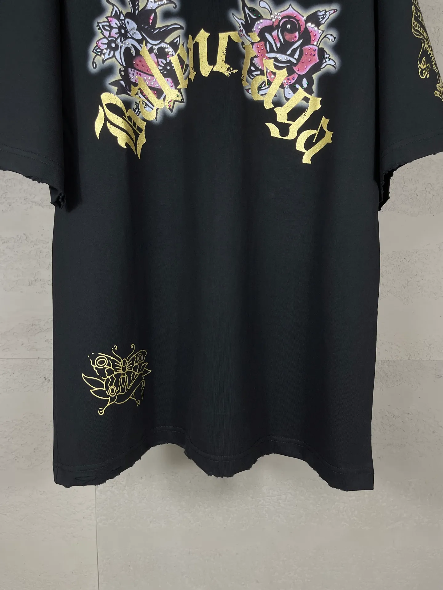 🅿️220 real photos [Top version. Official website quality] BALENCI*GA/25 new model. The front is directly printed with tacky tattoo art work, the right sleeve is printed with graphics, and the front and back are rhinestoned. Ready-to-wear distressed short-sleeved T-shirt # SS25 latest style. Research and development at the first time, different market currencies. Comparisons welcome. The fabric is made of Paris ZP custom-woven and dyed cotton double yarn. Weighing 260 grams, the cloth surface is clean. The cloth pattern is clear, soft and comfortable. The threads are dyed with no color difference. Printing adopts computer direct printing. The front and back pieces are hot-drilled. The garments are washed and worn to make them look old. Jubie market currency. Welcome to compare. The version adopts OS loose shoulder design. Same style for men and women. Code: BL253676 Color: black, light blue Size: XS S M L
