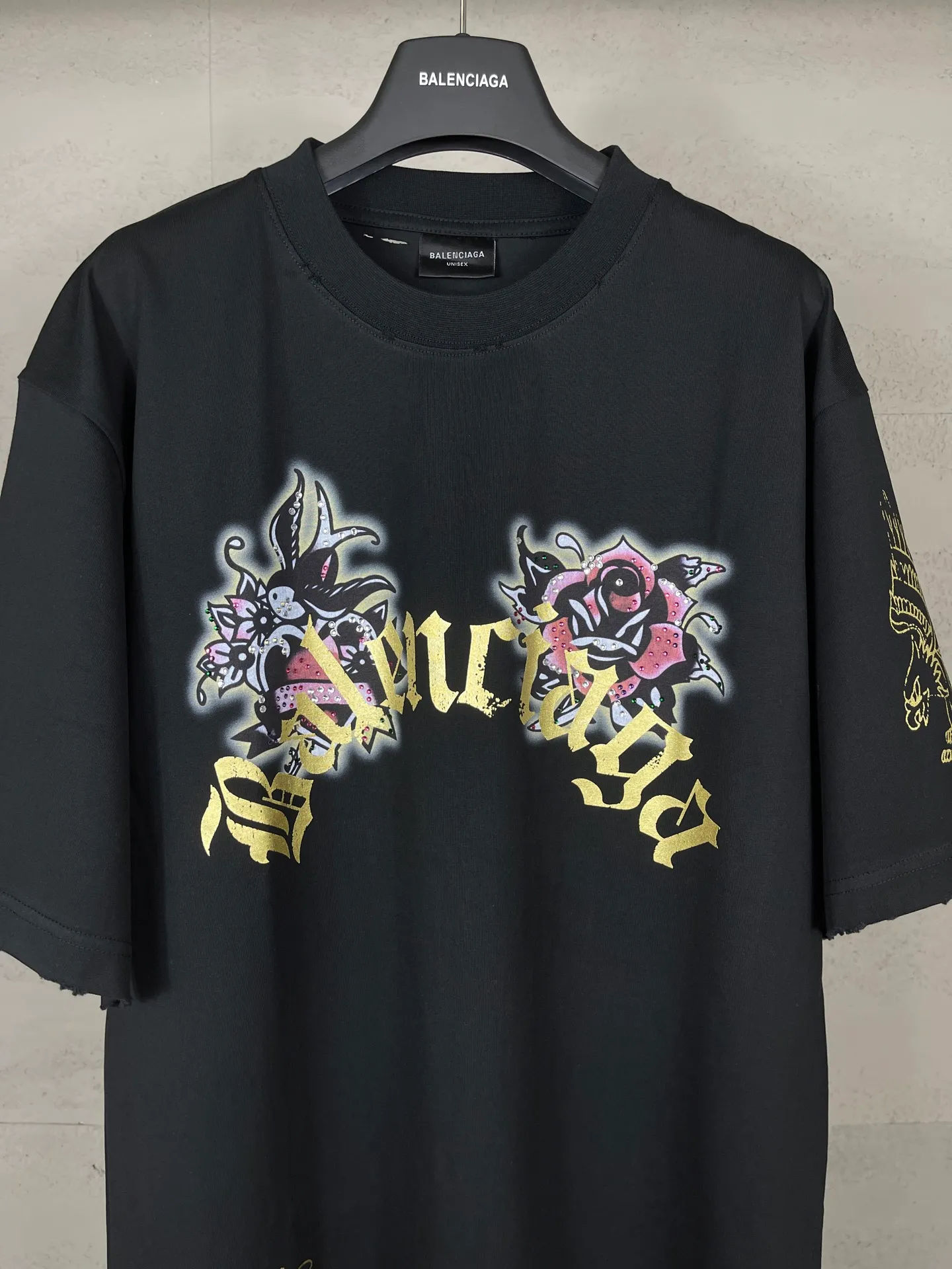 🅿️220 real photos [Top version. Official website quality] BALENCI*GA/25 new model. The front is directly printed with tacky tattoo art work, the right sleeve is printed with graphics, and the front and back are rhinestoned. Ready-to-wear distressed short-sleeved T-shirt # SS25 latest style. Research and development at the first time, different market currencies. Comparisons welcome. The fabric is made of Paris ZP custom-woven and dyed cotton double yarn. Weighing 260 grams, the cloth surface is clean. The cloth pattern is clear, soft and comfortable. The threads are dyed with no color difference. Printing adopts computer direct printing. The front and back pieces are hot-drilled. The garments are washed and worn to make them look old. Jubie market currency. Welcome to compare. The version adopts OS loose shoulder design. Same style for men and women. Code: BL253676 Color: black, light blue Size: XS S M L