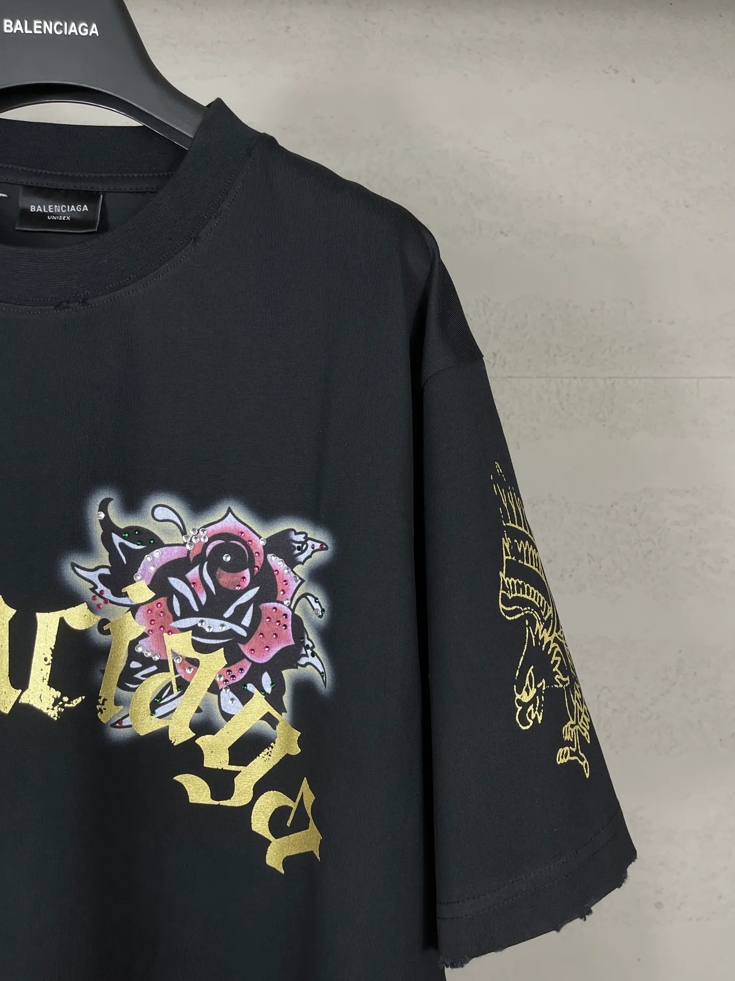 🅿️220 real photos [Top version. Official website quality] BALENCI*GA/25 new model. The front is directly printed with tacky tattoo art work, the right sleeve is printed with graphics, and the front and back are rhinestoned. Ready-to-wear distressed short-sleeved T-shirt # SS25 latest style. Research and development at the first time, different market currencies. Comparisons welcome. The fabric is made of Paris ZP custom-woven and dyed cotton double yarn. Weighing 260 grams, the cloth surface is clean. The cloth pattern is clear, soft and comfortable. The threads are dyed with no color difference. Printing adopts computer direct printing. The front and back pieces are hot-drilled. The garments are washed and worn to make them look old. Jubie market currency. Welcome to compare. The version adopts OS loose shoulder design. Same style for men and women. Code: BL253676 Color: black, light blue Size: XS S M L