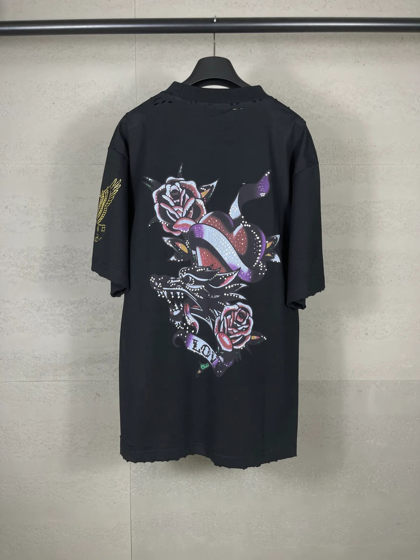 🅿️220 real photos [Top version. Official website quality] BALENCI*GA/25 new model. The front is directly printed with tacky tattoo art work, the right sleeve is printed with graphics, and the front and back are rhinestoned. Ready-to-wear distressed short-sleeved T-shirt # SS25 latest style. Research and development at the first time, different market currencies. Comparisons welcome. The fabric is made of Paris ZP custom-woven and dyed cotton double yarn. Weighing 260 grams, the cloth surface is clean. The cloth pattern is clear, soft and comfortable. The threads are dyed with no color difference. Printing adopts computer direct printing. The front and back pieces are hot-drilled. The garments are washed and worn to make them look old. Jubie market currency. Welcome to compare. The version adopts OS loose shoulder design. Same style for men and women. Code: BL253676 Color: black, light blue Size: XS S M L