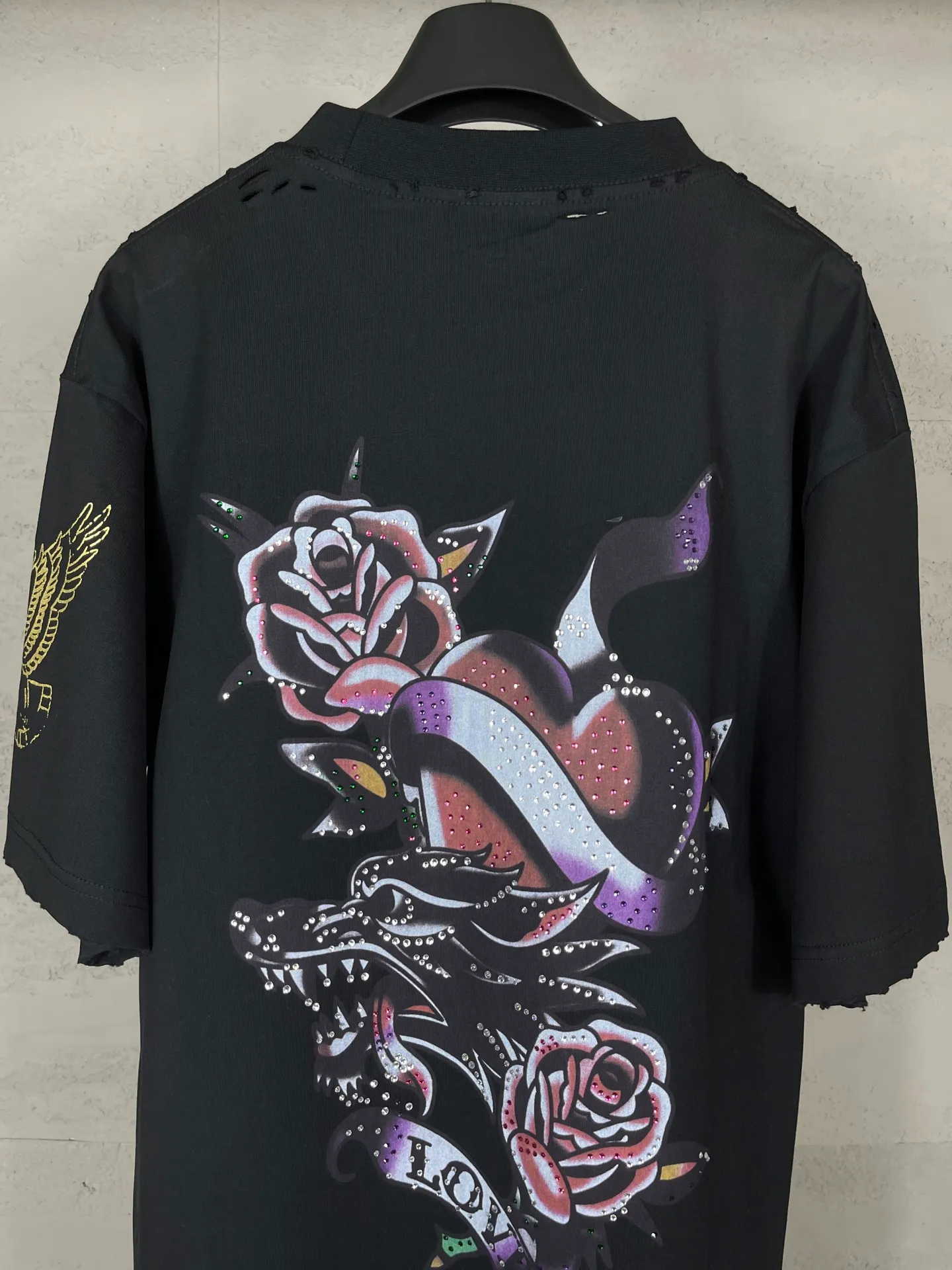 🅿️220 real photos [Top version. Official website quality] BALENCI*GA/25 new model. The front is directly printed with tacky tattoo art work, the right sleeve is printed with graphics, and the front and back are rhinestoned. Ready-to-wear distressed short-sleeved T-shirt # SS25 latest style. Research and development at the first time, different market currencies. Comparisons welcome. The fabric is made of Paris ZP custom-woven and dyed cotton double yarn. Weighing 260 grams, the cloth surface is clean. The cloth pattern is clear, soft and comfortable. The threads are dyed with no color difference. Printing adopts computer direct printing. The front and back pieces are hot-drilled. The garments are washed and worn to make them look old. Jubie market currency. Welcome to compare. The version adopts OS loose shoulder design. Same style for men and women. Code: BL253676 Color: black, light blue Size: XS S M L