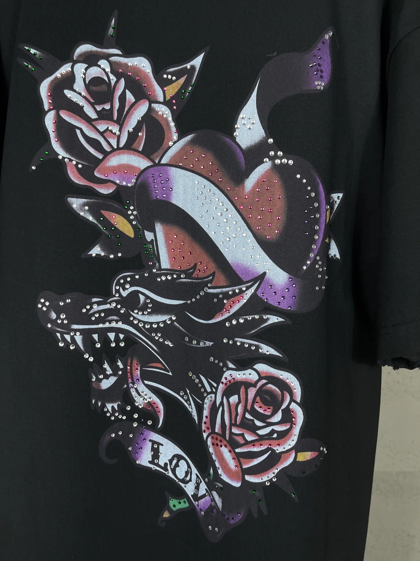 🅿️220 real photos [Top version. Official website quality] BALENCI*GA/25 new model. The front is directly printed with tacky tattoo art work, the right sleeve is printed with graphics, and the front and back are rhinestoned. Ready-to-wear distressed short-sleeved T-shirt # SS25 latest style. Research and development at the first time, different market currencies. Comparisons welcome. The fabric is made of Paris ZP custom-woven and dyed cotton double yarn. Weighing 260 grams, the cloth surface is clean. The cloth pattern is clear, soft and comfortable. The threads are dyed with no color difference. Printing adopts computer direct printing. The front and back pieces are hot-drilled. The garments are washed and worn to make them look old. Jubie market currency. Welcome to compare. The version adopts OS loose shoulder design. Same style for men and women. Code: BL253676 Color: black, light blue Size: XS S M L