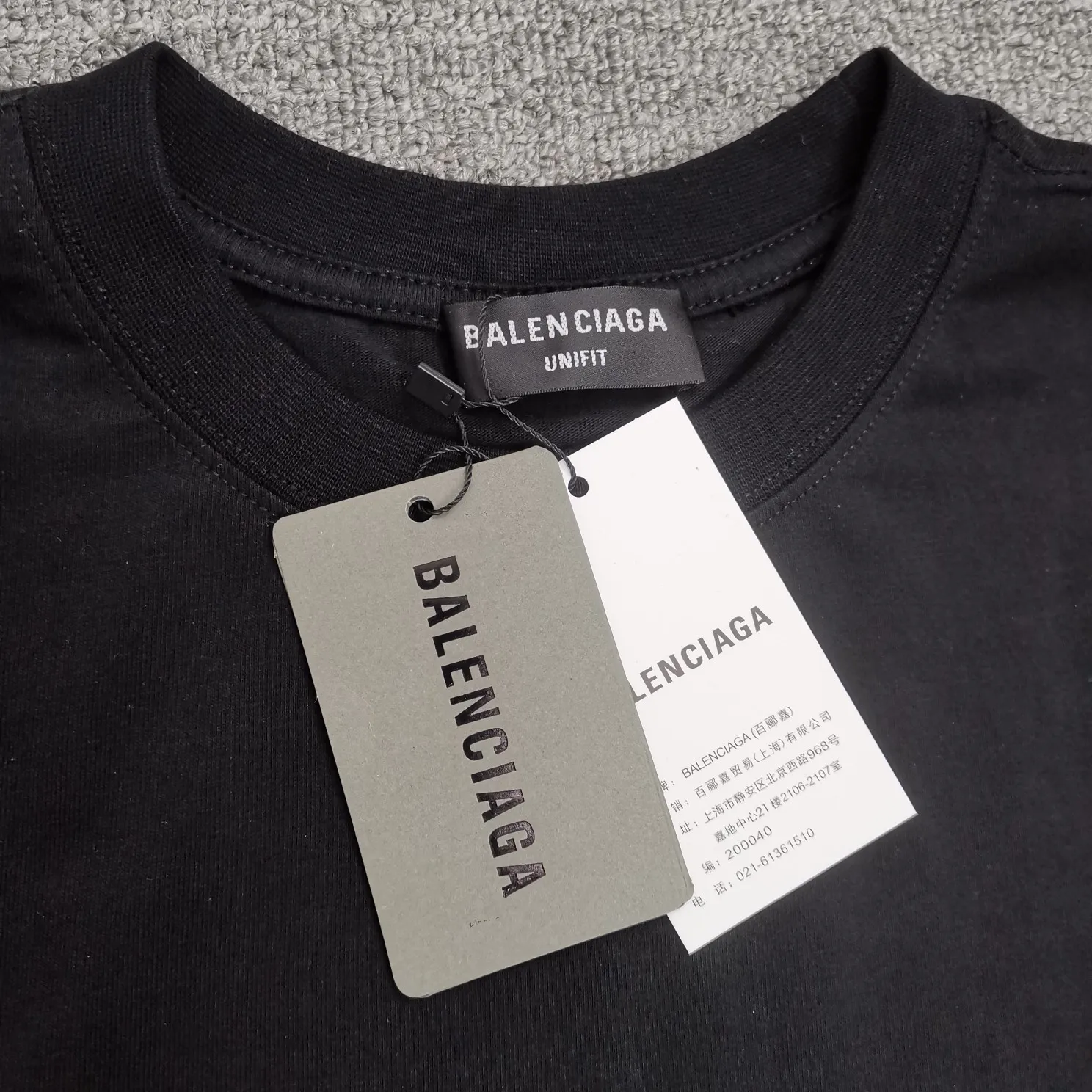 The top tested version, BALENCIAGA, pink jelly glue dissolved pure cotton, loose and breathable, trendy brand, same style short sleeves for male and female couples. The design elements are still as simple as ever. The letters on the chest are integrated with the design of melted jelly, giving an immediate sense of high-end. 100% double-yarn long-staple cotton fabric, pre-shrunk and washed, multi-dimensional handle. The printing is dot printing, cross-letter mold, inkjet-style heat transfer. The gel letters are first made and then fixed on the fabric through high-temperature pressing. The elements are simple and versatile. They look great in any combination. Color: black and white Size: XS-L P:250