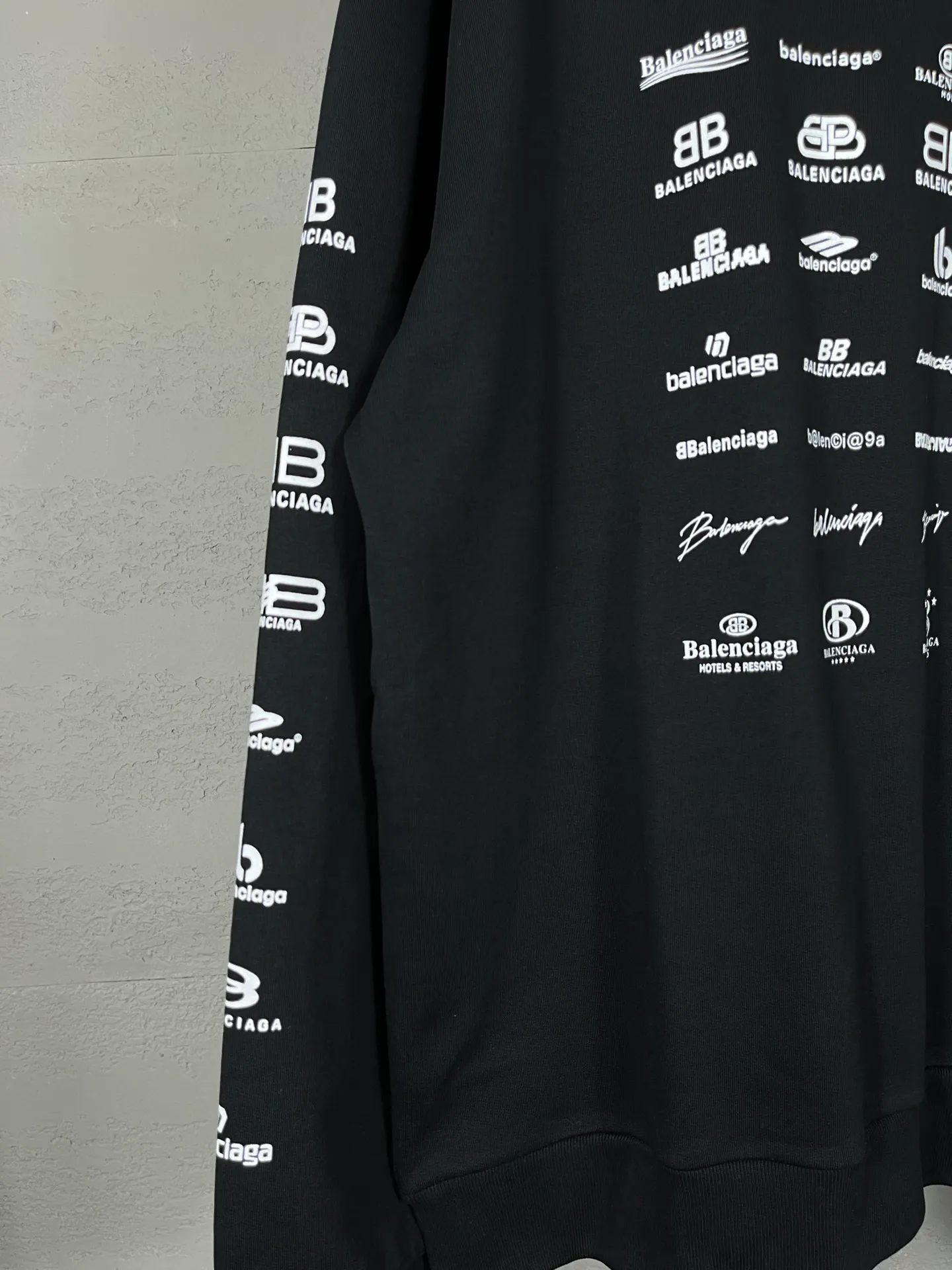 🅿️250 real photos [Top version. Official website quality] BALENCI*GA/Paris BALENCI*GA# 2024 spring and summer new style, long-sleeved round neck sweatshirt with classic LOGO printed all over it. 2024 spring and summer new product. Brick cabinet synchronization. Welcome to compare. The fabric is made of Paris ZP custom-woven and dyed cotton sweatshirt. The weight is 450 grams. The cloth surface is clean. The cloth texture is clear. Soft and comfortable. Good color fastness. Not easy to change color. The threads are woven and dyed with no color difference. The printing uses imported environmentally friendly rubber paddles, precision stencils, fine LOGO letters, clear letters, no burrs, and a three-dimensional effect. Restore brick cabinet. The version adopts OS loose shoulder style. Same style for men and women. Code: BL235563 Color: black, Mi Xing Size: XS S M L