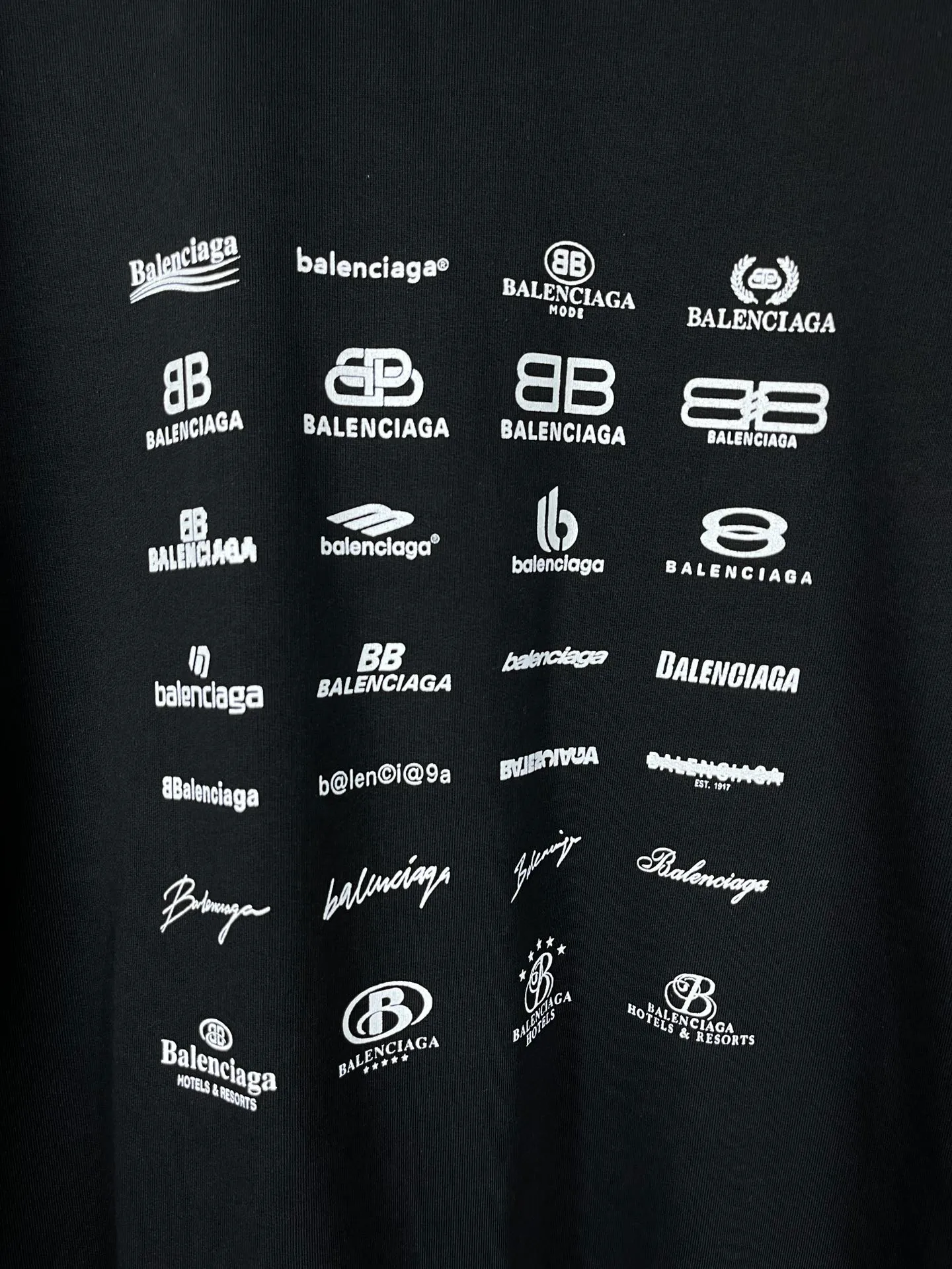 🅿️250 real photos [Top version. Official website quality] BALENCI*GA/Paris BALENCI*GA# 2024 spring and summer new style, long-sleeved round neck sweatshirt with classic LOGO printed all over it. 2024 spring and summer new product. Brick cabinet synchronization. Welcome to compare. The fabric is made of Paris ZP custom-woven and dyed cotton sweatshirt. The weight is 450 grams. The cloth surface is clean. The cloth texture is clear. Soft and comfortable. Good color fastness. Not easy to change color. The threads are woven and dyed with no color difference. The printing uses imported environmentally friendly rubber paddles, precision stencils, fine LOGO letters, clear letters, no burrs, and a three-dimensional effect. Restore brick cabinet. The version adopts OS loose shoulder style. Same style for men and women. Code: BL235563 Color: black, Mi Xing Size: XS S M L