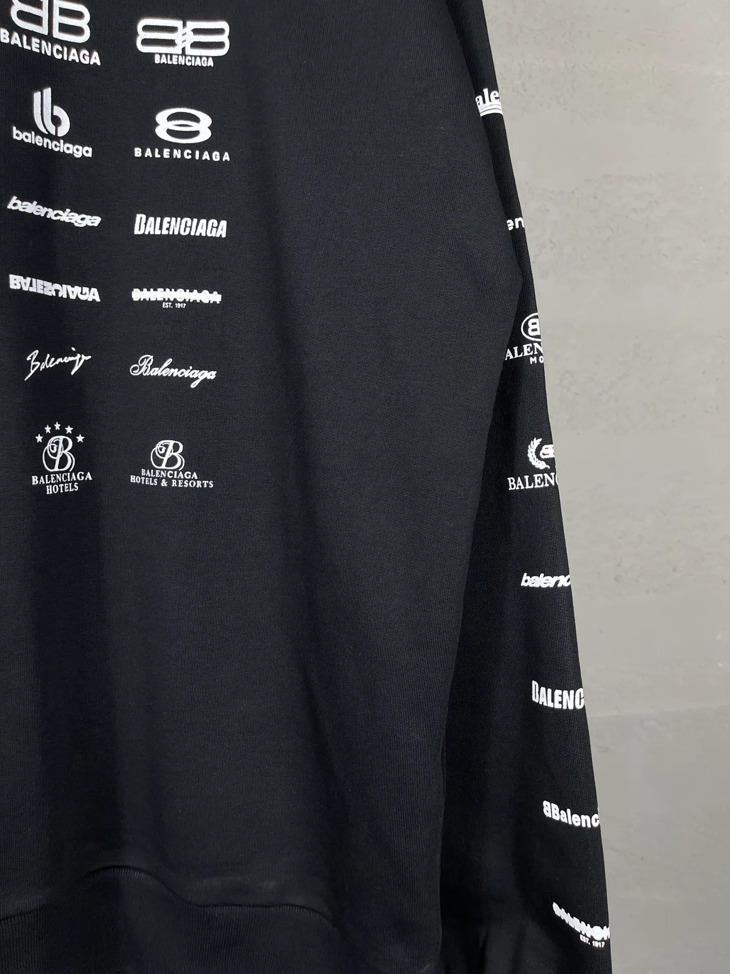 🅿️250 real photos [Top version. Official website quality] BALENCI*GA/Paris BALENCI*GA# 2024 spring and summer new style, long-sleeved round neck sweatshirt with classic LOGO printed all over it. 2024 spring and summer new product. Brick cabinet synchronization. Welcome to compare. The fabric is made of Paris ZP custom-woven and dyed cotton sweatshirt. The weight is 450 grams. The cloth surface is clean. The cloth texture is clear. Soft and comfortable. Good color fastness. Not easy to change color. The threads are woven and dyed with no color difference. The printing uses imported environmentally friendly rubber paddles, precision stencils, fine LOGO letters, clear letters, no burrs, and a three-dimensional effect. Restore brick cabinet. The version adopts OS loose shoulder style. Same style for men and women. Code: BL235563 Color: black, Mi Xing Size: XS S M L