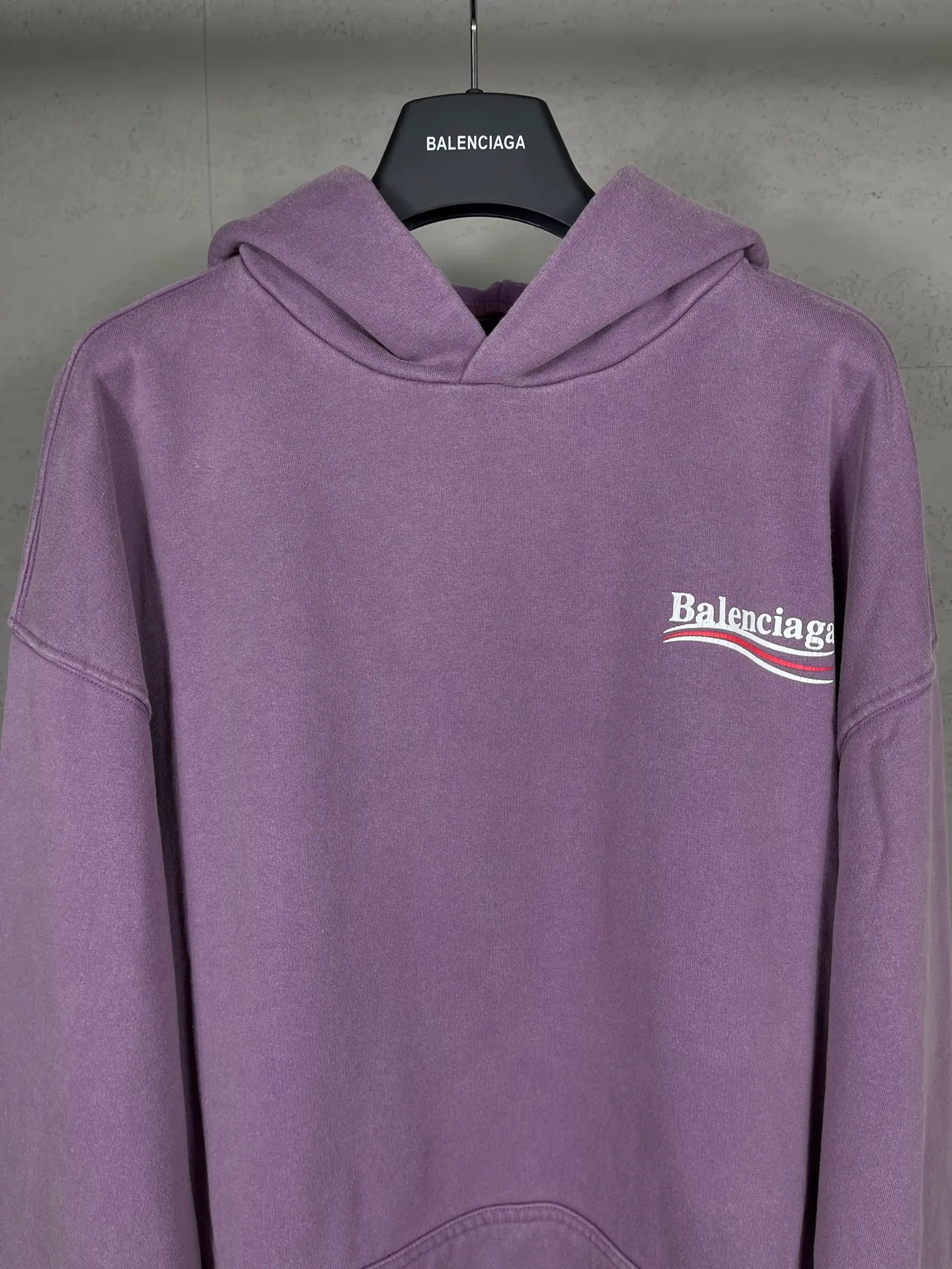 🅿️340 real photos [Top version. Official website quality] BALENCI*GA/Paris #classic style, 2025 spring and summer new style. Coke printed ripped, washed and distressed hooded sweatshirt. The washing water is sprayed with maliu to give a gradient fried color effect. The fabric is made of Paris ZP custom-woven and dyed cotton sweatshirt. The weight is 460 grams. The cloth surface is clean. The cloth pattern is clear, soft and comfortable. The threads are dyed with no color difference. The classic pattern printing uses environmentally friendly imported glue and precision stencil. The letters are clear. No burrs. The three-dimensional effect is strong. The garments are washed and worn. All colors are synchronized with the brick cabinets, custom woven and dyed, and will not fade. Different market currencies. The version adopts OS loose shoulder style. Same style for men and women. Code: BL259911 Color: washed blue, washed purple Size: XS S M L