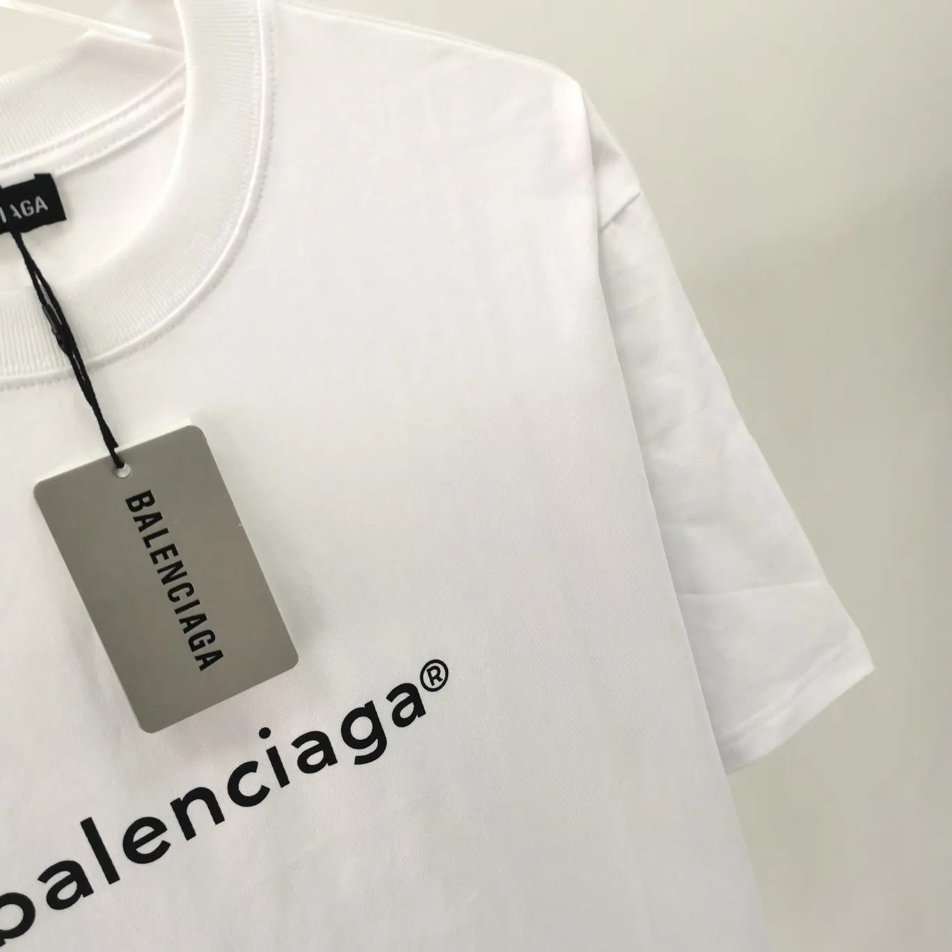 The top tested version of Balenciaga mailbox letter logo pure cotton loose-fitting trendy brand short sleeves for men and women. A simple basic T. A simple short sleeve that you can fall in love with at first glance. The Blcg mailbox logo on the chest is simple and beautiful. It is operated by an imported elliptical machine, without burrs and neatly aligned! The fabric is made of 260g double-ply double-yarn plain cotton fabric, which is different from the low-end version. The color is also super beautiful. It’s the best price! ! ! ! !  Color: black, white, fog blue, khaki, lake green Size: XS-L P:240