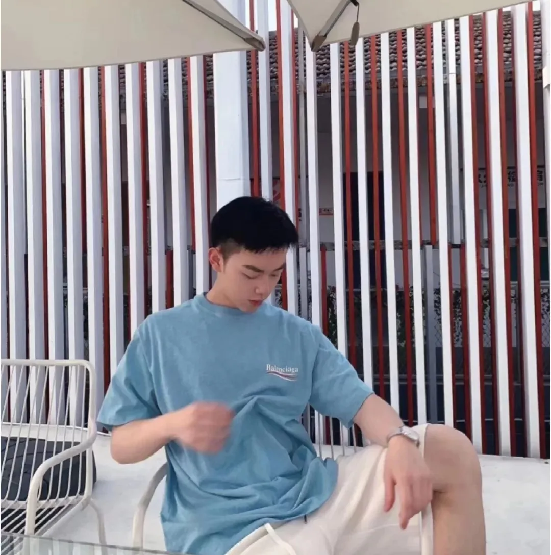 ♻️💯Refer to the model picture for the upper body❤️【Top tested version】Balenciaga Classic Loose Unisex Pure Cotton Short Sleeves. Customized fabrics and printed accessories details are reproduced one to one. It is made of 280g cotton fabric with 32 count fine double cotton yarn plain weave, and the fabric surface is treated with dust-free woolen craftsmanship. The shoulder and chain seams are made of 0.8cm bundled strips inside, and the double chain stitching on the machine side is made of pure cotton. Here is an explanation of why I am dozens of yuan more expensive than others: 1. Each model is produced by the company. The detailed workmanship and fabrics are consistent with the genuine ones. There is no color difference between the ones at the counters. Guaranteed no color difference. Replicas are not scary. Whoever is fake is embarrassed. It’s not shameful to make a replica, it’s shameful if you can’t buy the correct version if you make a replica. All of my series can be found in all major places and will be absolutely stunning!  2. The fabric is made of 280g Paris-specific double yarn. No one can make better fabrics than mine. There is really no way to compare with the ordinary version on the market. Respect it. It is authentic and costs thousands of dollars. Don’t go for the quality of street stalls. 3. The workmanship has been restored in all aspects. The packaging has been restored in all aspects. 4. I guarantee here that this is the highest quality you can find. Size: XS-L Color: Haze Blue P:250