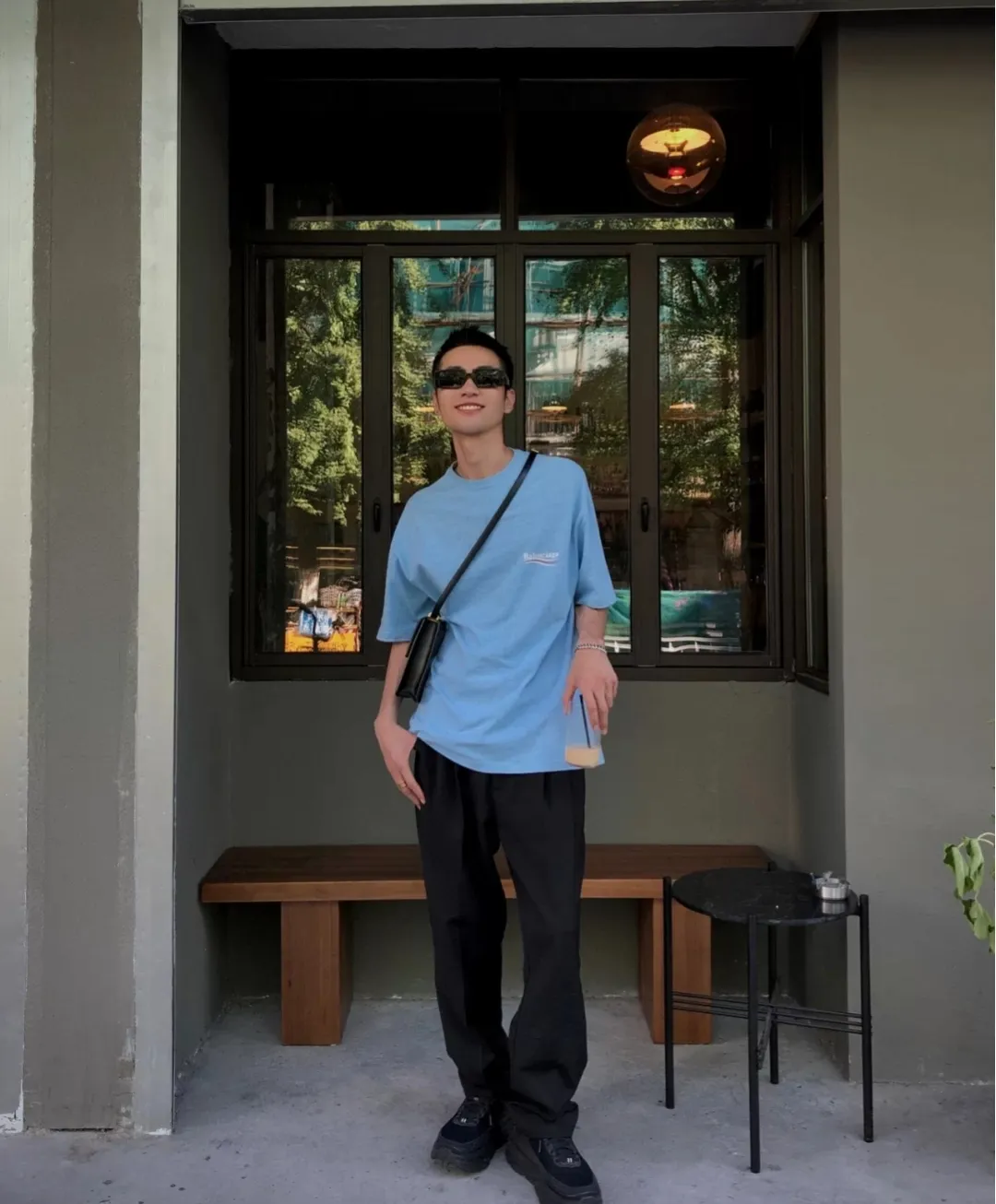 ♻️💯Refer to the model picture for the upper body❤️【Top tested version】Balenciaga Classic Loose Unisex Pure Cotton Short Sleeves. Customized fabrics and printed accessories details are reproduced one to one. It is made of 280g cotton fabric with 32 count fine double cotton yarn plain weave, and the fabric surface is treated with dust-free woolen craftsmanship. The shoulder and chain seams are made of 0.8cm bundled strips inside, and the double chain stitching on the machine side is made of pure cotton. Here is an explanation of why I am dozens of yuan more expensive than others: 1. Each model is produced by the company. The detailed workmanship and fabrics are consistent with the genuine ones. There is no color difference between the ones at the counters. Guaranteed no color difference. Replicas are not scary. Whoever is fake is embarrassed. It’s not shameful to make a replica, it’s shameful if you can’t buy the correct version if you make a replica. All of my series can be found in all major places and will be absolutely stunning!  2. The fabric is made of 280g Paris-specific double yarn. No one can make better fabrics than mine. There is really no way to compare with the ordinary version on the market. Respect it. It is authentic and costs thousands of dollars. Don’t go for the quality of street stalls. 3. The workmanship has been restored in all aspects. The packaging has been restored in all aspects. 4. I guarantee here that this is the highest quality you can find. Size: XS-L Color: Haze Blue P:250