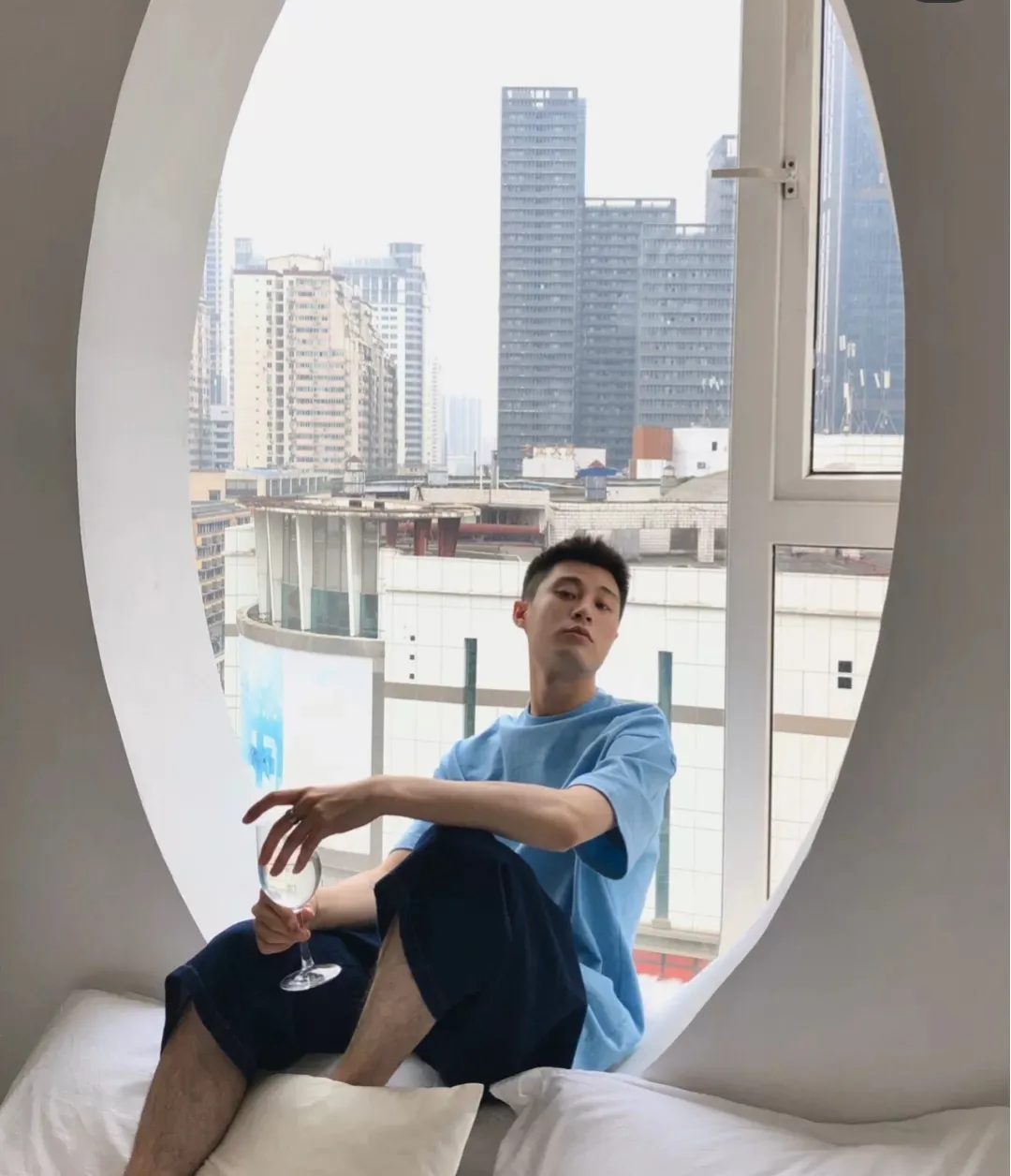 ♻️💯Refer to the model picture for the upper body❤️【Top tested version】Balenciaga Classic Loose Unisex Pure Cotton Short Sleeves. Customized fabrics and printed accessories details are reproduced one to one. It is made of 280g cotton fabric with 32 count fine double cotton yarn plain weave, and the fabric surface is treated with dust-free woolen craftsmanship. The shoulder and chain seams are made of 0.8cm bundled strips inside, and the double chain stitching on the machine side is made of pure cotton. Here is an explanation of why I am dozens of yuan more expensive than others: 1. Each model is produced by the company. The detailed workmanship and fabrics are consistent with the genuine ones. There is no color difference between the ones at the counters. Guaranteed no color difference. Replicas are not scary. Whoever is fake is embarrassed. It’s not shameful to make a replica, it’s shameful if you can’t buy the correct version if you make a replica. All of my series can be found in all major places and will be absolutely stunning!  2. The fabric is made of 280g Paris-specific double yarn. No one can make better fabrics than mine. There is really no way to compare with the ordinary version on the market. Respect it. It is authentic and costs thousands of dollars. Don’t go for the quality of street stalls. 3. The workmanship has been restored in all aspects. The packaging has been restored in all aspects. 4. I guarantee here that this is the highest quality you can find. Size: XS-L Color: Haze Blue P:250