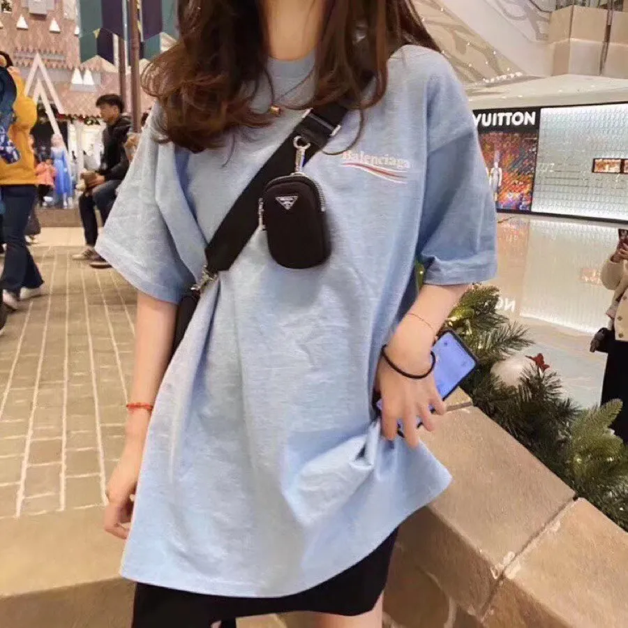 ♻️💯Refer to the model picture for the upper body❤️【Top tested version】Balenciaga Classic Loose Unisex Pure Cotton Short Sleeves. Customized fabrics and printed accessories details are reproduced one to one. It is made of 280g cotton fabric with 32 count fine double cotton yarn plain weave, and the fabric surface is treated with dust-free woolen craftsmanship. The shoulder and chain seams are made of 0.8cm bundled strips inside, and the double chain stitching on the machine side is made of pure cotton. Here is an explanation of why I am dozens of yuan more expensive than others: 1. Each model is produced by the company. The detailed workmanship and fabrics are consistent with the genuine ones. There is no color difference between the ones at the counters. Guaranteed no color difference. Replicas are not scary. Whoever is fake is embarrassed. It’s not shameful to make a replica, it’s shameful if you can’t buy the correct version if you make a replica. All of my series can be found in all major places and will be absolutely stunning!  2. The fabric is made of 280g Paris-specific double yarn. No one can make better fabrics than mine. There is really no way to compare with the ordinary version on the market. Respect it. It is authentic and costs thousands of dollars. Don’t go for the quality of street stalls. 3. The workmanship has been restored in all aspects. The packaging has been restored in all aspects. 4. I guarantee here that this is the highest quality you can find. Size: XS-L Color: Haze Blue P:250