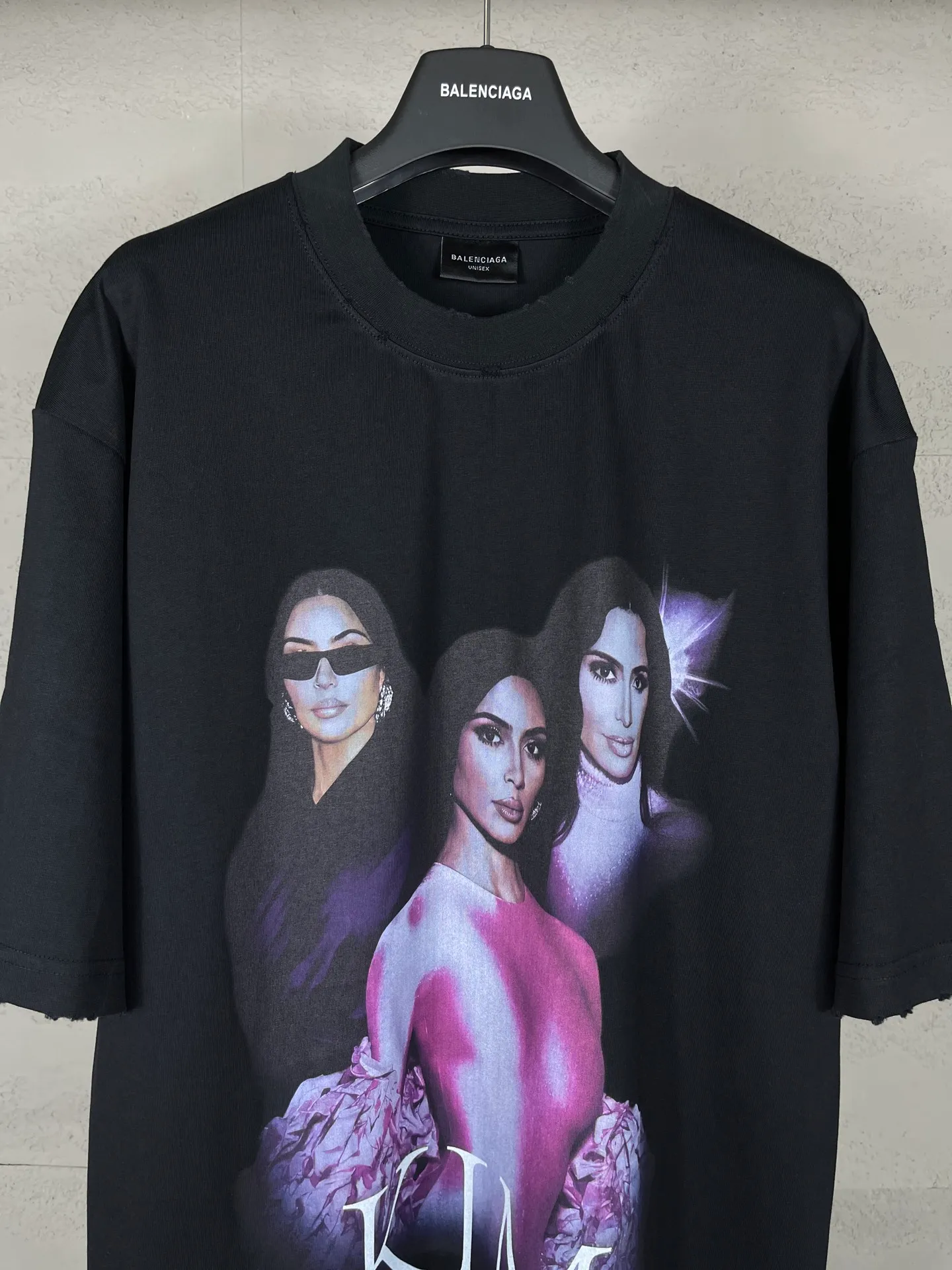 🅿️194 real photos [top version. official website quality] BALENCI*GA/25 new model. The front is directly printed with Kimk's art work, and the back is printed with artistic signature. The right sleeve is embroidered with English frayed distressed short-sleeved T-shirt # SS25 latest style. Research and development at the first time, different market currencies. Comparisons welcome. The fabric is made of Paris ZP custom-woven and dyed cotton double yarn. Weighing 260 grams, the cloth surface is clean. The cloth pattern is clear, soft and comfortable. The threads are dyed with no color difference. Printing adopts computer direct printing. The garments are washed and worn to make them look old. Jubie market currency. Welcome to compare. The version adopts OS loose shoulder design. Same style for men and women. Code: BL253668 Color: Black Size: XS S M L