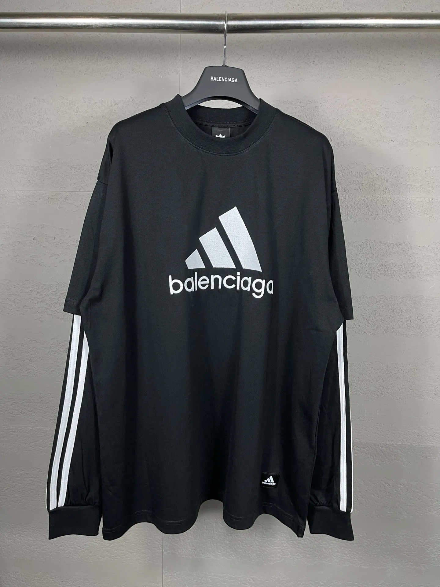 🅿️226 Detailed picture [Top version. Official website quality] BALENCI*GA/Paris co-branded Adidas classic LOGO combination on the front, embroidered long-sleeved T-shirt# The fabric is made of Paris ZP custom-woven and dyed cotton double yarn. Weighing 260 grams, the cloth surface is clean. The cloth pattern is clear, soft and comfortable. The color fastness is good. It is not easy to change color. The threads are dyed with no color difference. The classic letter LOGO embroidery is embroidered using imported Tajima embroidery machine. The lines are clear and the effect is three-dimensional. Restored brick cabinets. The version adopts OS loose shoulder design. Same style for men and women. Code: BL225030 Color: white, black Size: XS S M L
