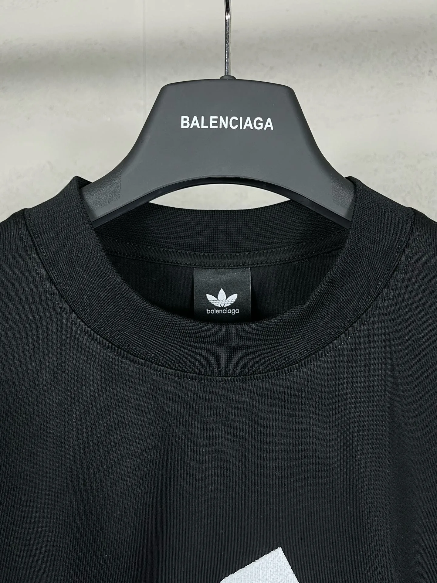 🅿️226 Detailed picture [Top version. Official website quality] BALENCI*GA/Paris co-branded Adidas classic LOGO combination on the front, embroidered long-sleeved T-shirt# The fabric is made of Paris ZP custom-woven and dyed cotton double yarn. Weighing 260 grams, the cloth surface is clean. The cloth pattern is clear, soft and comfortable. The color fastness is good. It is not easy to change color. The threads are dyed with no color difference. The classic letter LOGO embroidery is embroidered using imported Tajima embroidery machine. The lines are clear and the effect is three-dimensional. Restored brick cabinets. The version adopts OS loose shoulder design. Same style for men and women. Code: BL225030 Color: white, black Size: XS S M L