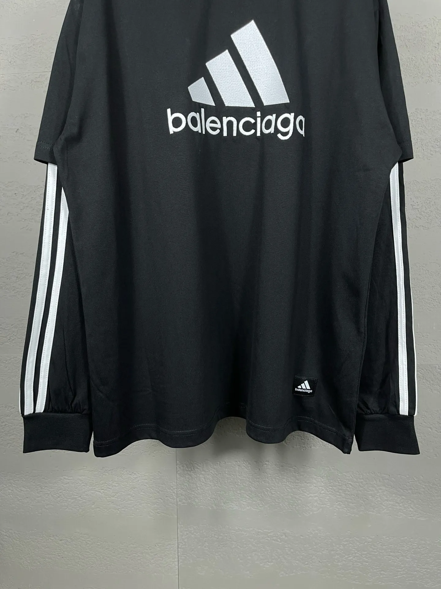 🅿️226 Detailed picture [Top version. Official website quality] BALENCI*GA/Paris co-branded Adidas classic LOGO combination on the front, embroidered long-sleeved T-shirt# The fabric is made of Paris ZP custom-woven and dyed cotton double yarn. Weighing 260 grams, the cloth surface is clean. The cloth pattern is clear, soft and comfortable. The color fastness is good. It is not easy to change color. The threads are dyed with no color difference. The classic letter LOGO embroidery is embroidered using imported Tajima embroidery machine. The lines are clear and the effect is three-dimensional. Restored brick cabinets. The version adopts OS loose shoulder design. Same style for men and women. Code: BL225030 Color: white, black Size: XS S M L