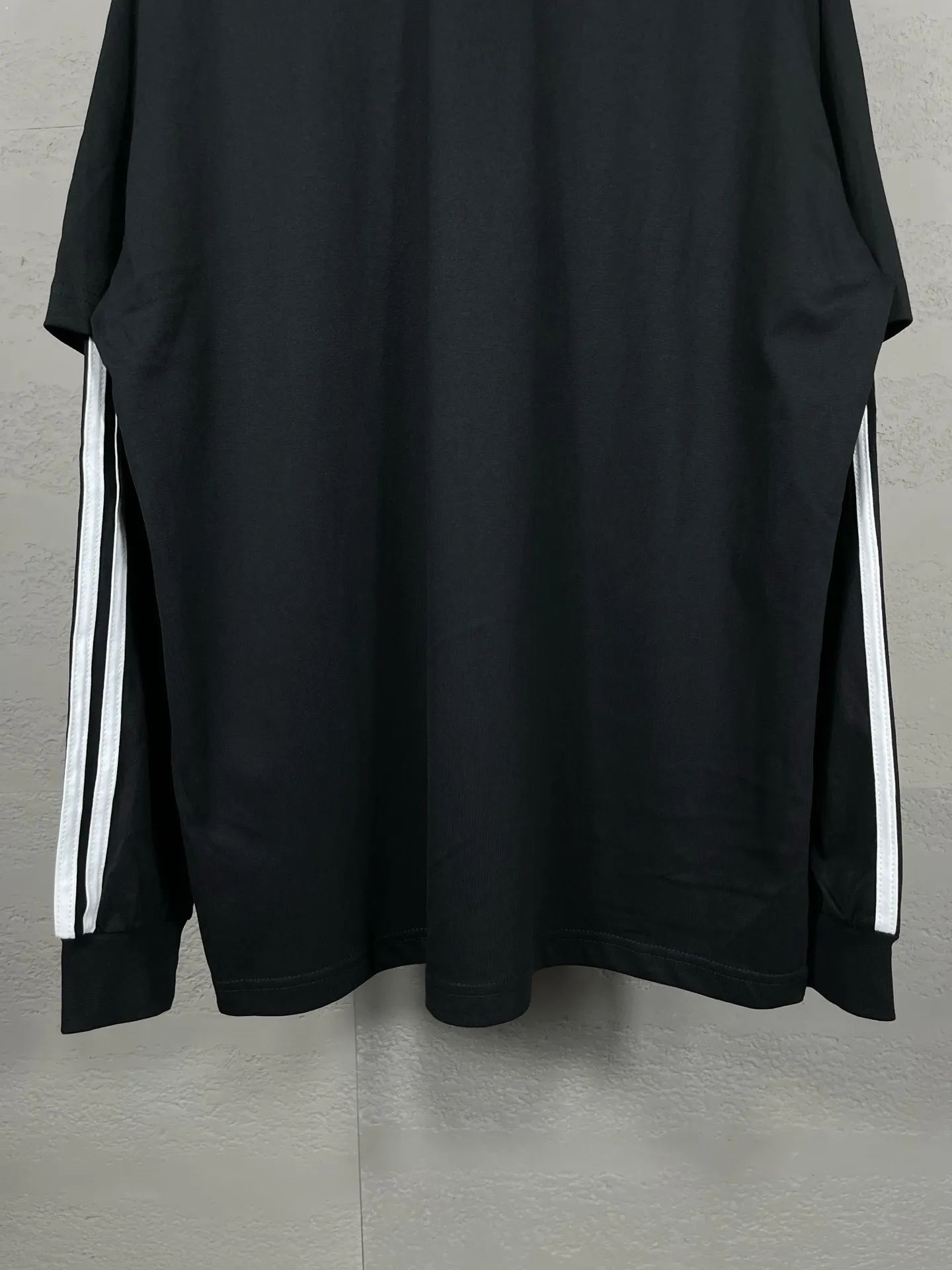 🅿️226 Detailed picture [Top version. Official website quality] BALENCI*GA/Paris co-branded Adidas classic LOGO combination on the front, embroidered long-sleeved T-shirt# The fabric is made of Paris ZP custom-woven and dyed cotton double yarn. Weighing 260 grams, the cloth surface is clean. The cloth pattern is clear, soft and comfortable. The color fastness is good. It is not easy to change color. The threads are dyed with no color difference. The classic letter LOGO embroidery is embroidered using imported Tajima embroidery machine. The lines are clear and the effect is three-dimensional. Restored brick cabinets. The version adopts OS loose shoulder design. Same style for men and women. Code: BL225030 Color: white, black Size: XS S M L
