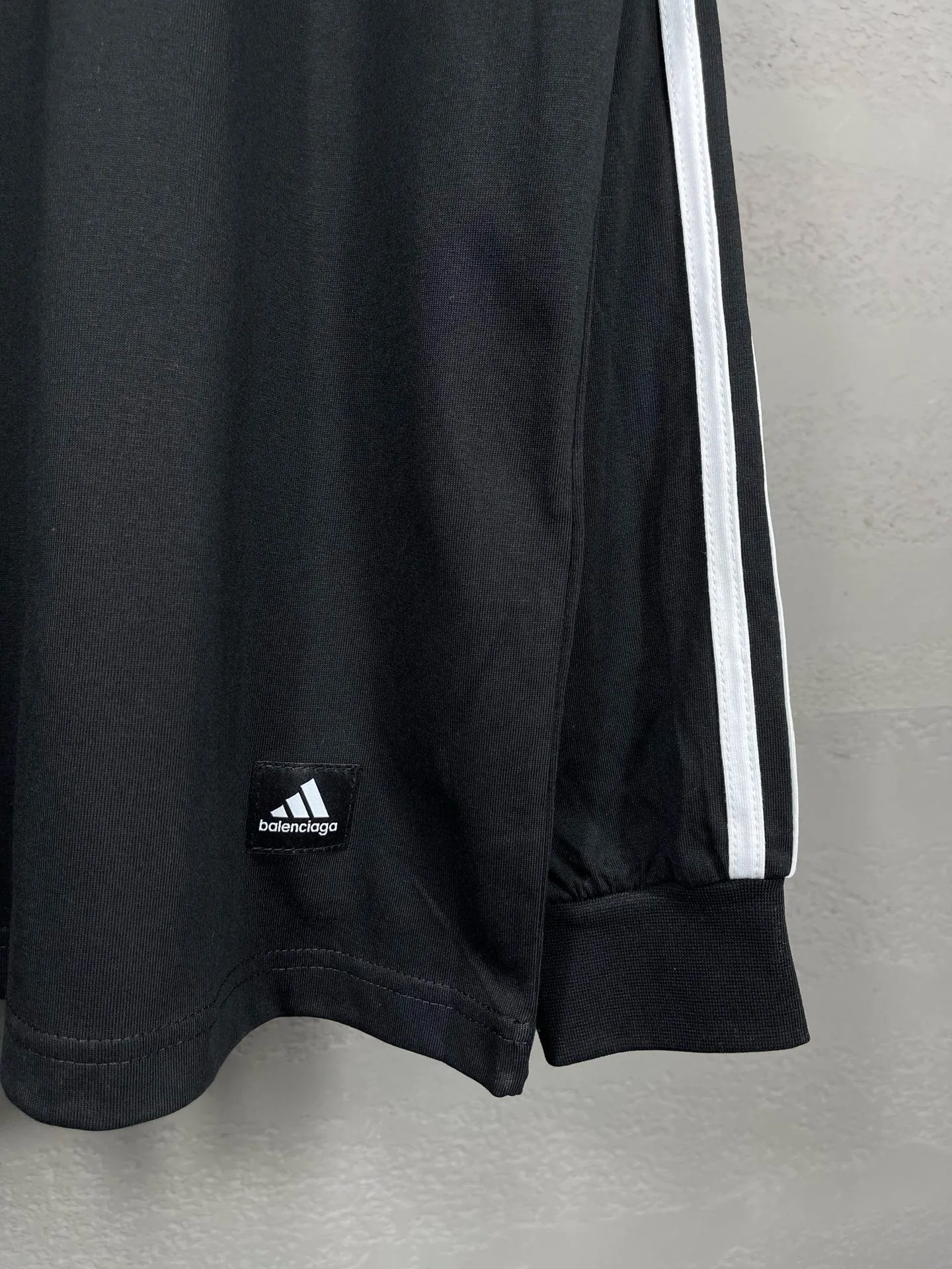 🅿️226 Detailed picture [Top version. Official website quality] BALENCI*GA/Paris co-branded Adidas classic LOGO combination on the front, embroidered long-sleeved T-shirt# The fabric is made of Paris ZP custom-woven and dyed cotton double yarn. Weighing 260 grams, the cloth surface is clean. The cloth pattern is clear, soft and comfortable. The color fastness is good. It is not easy to change color. The threads are dyed with no color difference. The classic letter LOGO embroidery is embroidered using imported Tajima embroidery machine. The lines are clear and the effect is three-dimensional. Restored brick cabinets. The version adopts OS loose shoulder design. Same style for men and women. Code: BL225030 Color: white, black Size: XS S M L