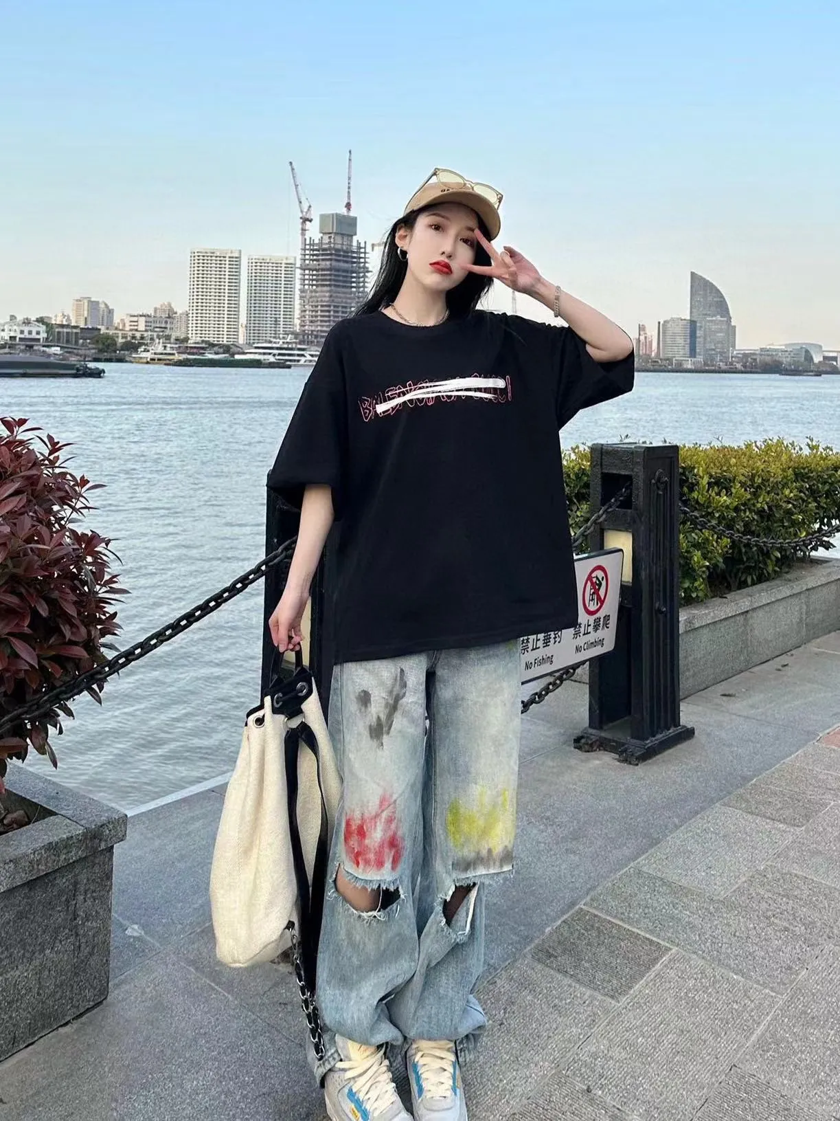 🎀Hot model pictures🎀【New】The top tested version Balenciaga co-branded Gucci 2023ss new round neck graffiti unisex pure cotton short-sleeved T-shirt.  [Synchronized new models from the official website | Popular items from Xiaohongshu] 1⃣️The fabric is made of 240g double yarn smooth cotton and has been pre-shrunk at high temperatures. The weight is up to 260g. It is originally equipped with a 1x1 rootless thread collar in the same cylinder and is not easily deformed after repeated washing.  2⃣️Imported glue dot printing, the pattern is clear and recognisable, not easy to crack, positioning cutting, oversize, loose and large version, the upper body effect is very slimming.  3⃣️Customized full set of accessories, complete three standards, factory workmanship, No. 9 imported needles with precision routing, high quality!  Color: Black, White, Size: XS S, M, L, P: 260