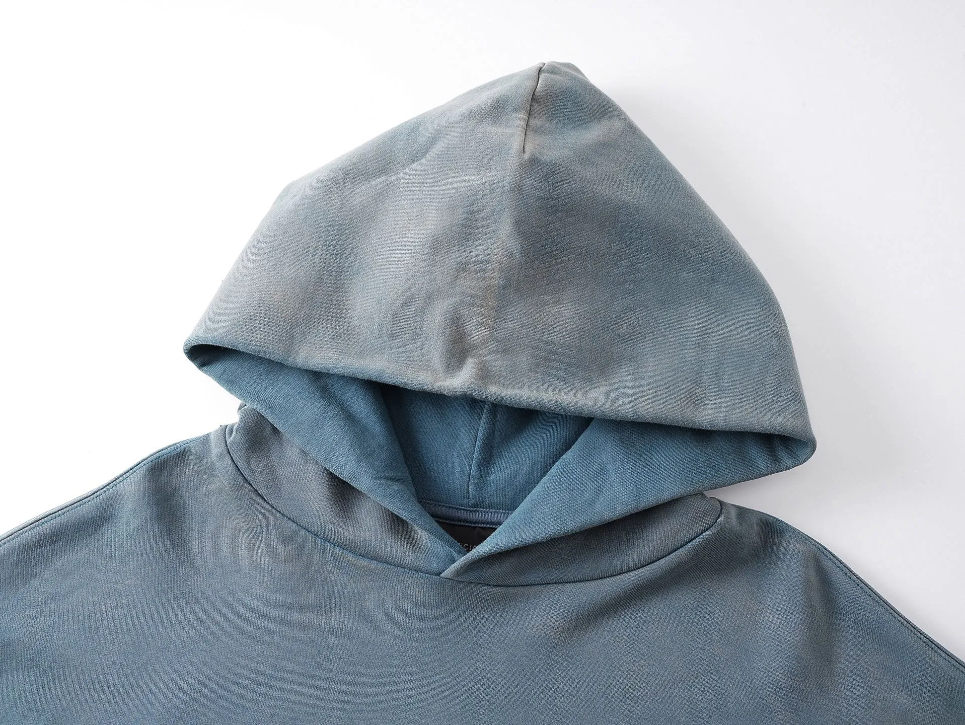 🅿️350 real photos [Top version. Official website quality] BALENCI*G*/25 new autumn and winter style. Washed and distressed hooded sweatshirt with Paris LOGO embroidered on the front and back. Ready-made garments are sprayed with horse wash to make them look old. The fabric adopts batik process. SS25 latest model. Research and development at the first time, different market currencies. Comparisons welcome. The fabric is made of Paris ZP custom-woven, custom-dyed and batik cotton sweatshirt. Weighing 460 grams, the cloth surface is clean. The cloth pattern is clear, soft and comfortable. The threads are dyed with no color difference. The embroidery is done with embroidery machines imported from Tajima, and the garments are washed and worn to make them look old. Jubie market currency. Welcome to compare. The version adopts OS loose shoulder style. Same style for men and women. Code: BL259935 Color: washed purple, washed blue Size: XS S M L