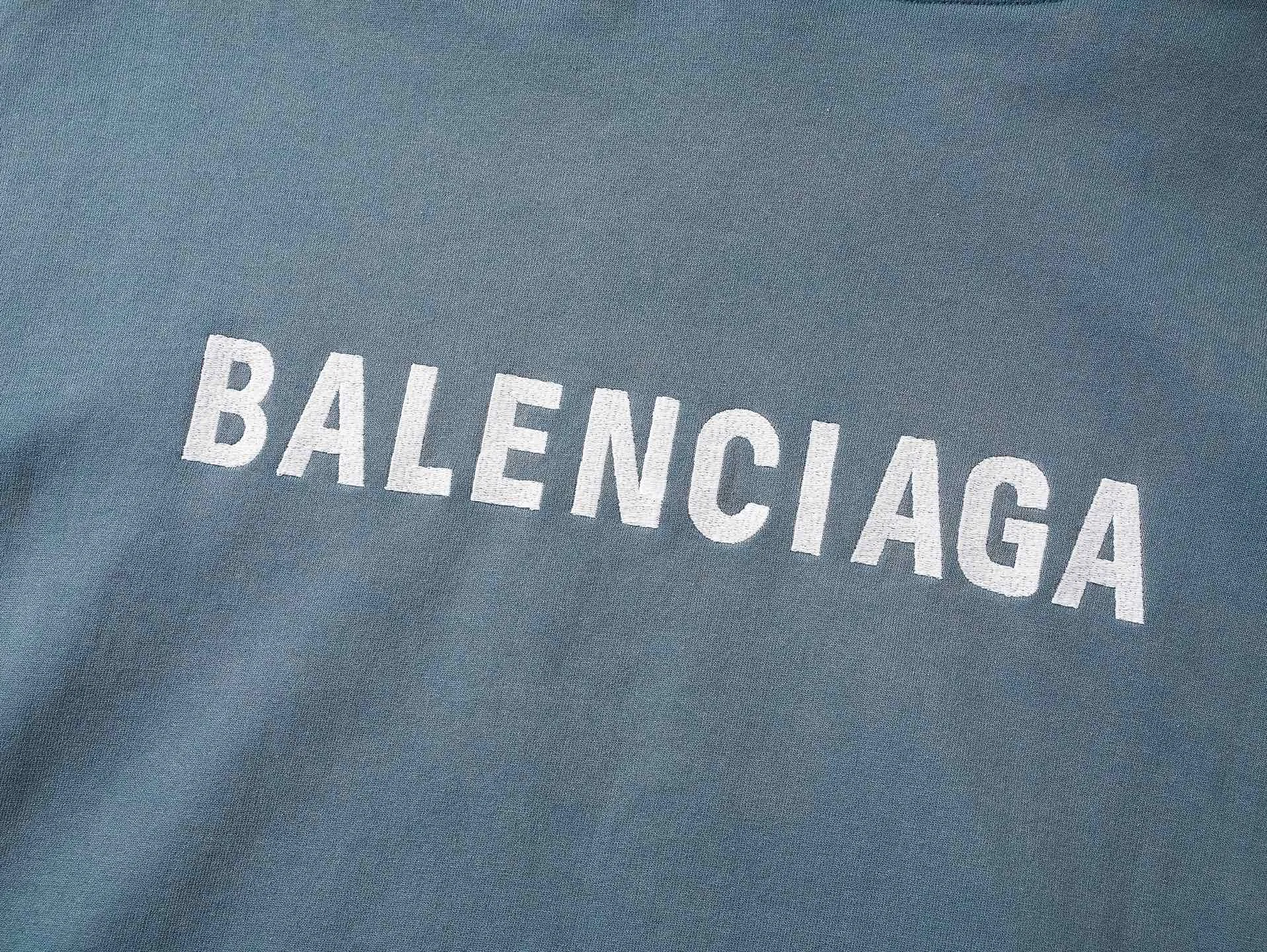 🅿️350 real photos [Top version. Official website quality] BALENCI*G*/25 new autumn and winter style. Washed and distressed hooded sweatshirt with Paris LOGO embroidered on the front and back. Ready-made garments are sprayed with horse wash to make them look old. The fabric adopts batik process. SS25 latest model. Research and development at the first time, different market currencies. Comparisons welcome. The fabric is made of Paris ZP custom-woven, custom-dyed and batik cotton sweatshirt. Weighing 460 grams, the cloth surface is clean. The cloth pattern is clear, soft and comfortable. The threads are dyed with no color difference. The embroidery is done with embroidery machines imported from Tajima, and the garments are washed and worn to make them look old. Jubie market currency. Welcome to compare. The version adopts OS loose shoulder style. Same style for men and women. Code: BL259935 Color: washed purple, washed blue Size: XS S M L