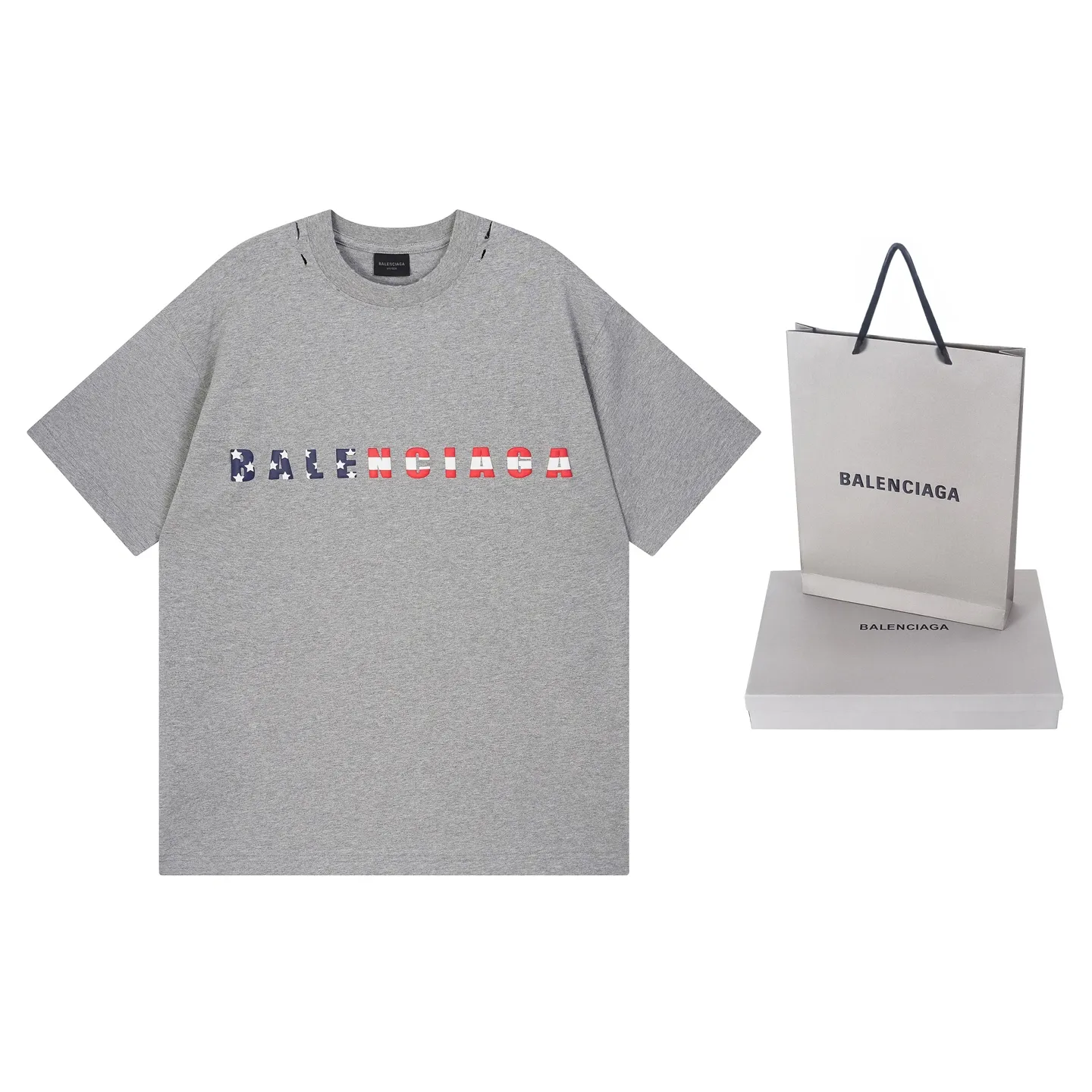 🅿️190 Detail Picture [Top version. Official website quality] BALENCI*GA/Paris. 25ss latest model. Paris English color LOGO foam printed washed and distressed short-sleeved T-shirt. Brick cabinet synchronization. The fabric is made of Paris ZP custom-woven and dyed 100% cotton double yarn compact cotton. The weight is 260 grams, the cloth surface is clean. The cloth pattern is clear, soft and comfortable, and the thread is dyed with no color difference. The classic pattern is foam printed using environmentally friendly imported materials, with clear letters and a strong three-dimensional feel. Restored brick cabinet. The garments were washed and aged, and polished by many hands. Produced by ultra-heavy craftsmanship, the market currency is very different, welcome to compare. The version adopts OS loose shoulder design. The same style for men and women. Code: BL253686 Color: black, floral gray Size: XS S M L