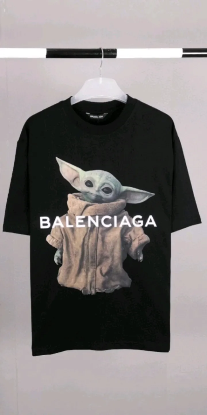 Real shot of the video————The top tested version BALENCIAGA Balenciaga The Mandalorian Baby Yoda pure cotton loose and breathable short-sleeved T-shirt for male and female couples Grogu, a character in the "Star Wars" series of film and television series, appeared in the American TV series "The Mandalorian". Grogu and Yoda are of the same race. Although he is still in the toddler stage, he is born with powerful force. This model is really explosive. The front piece is printed with Kornit digital direct printing. The color painting has an even transition of shades and a strong image. 3D restores the real texture of characters! The fabric is made of 32S 260g imported knitted combed cotton. The fabric is very silky, loose and breathable, and the sweat absorption effect is very good! Color: black and white Size: XS-L P:260