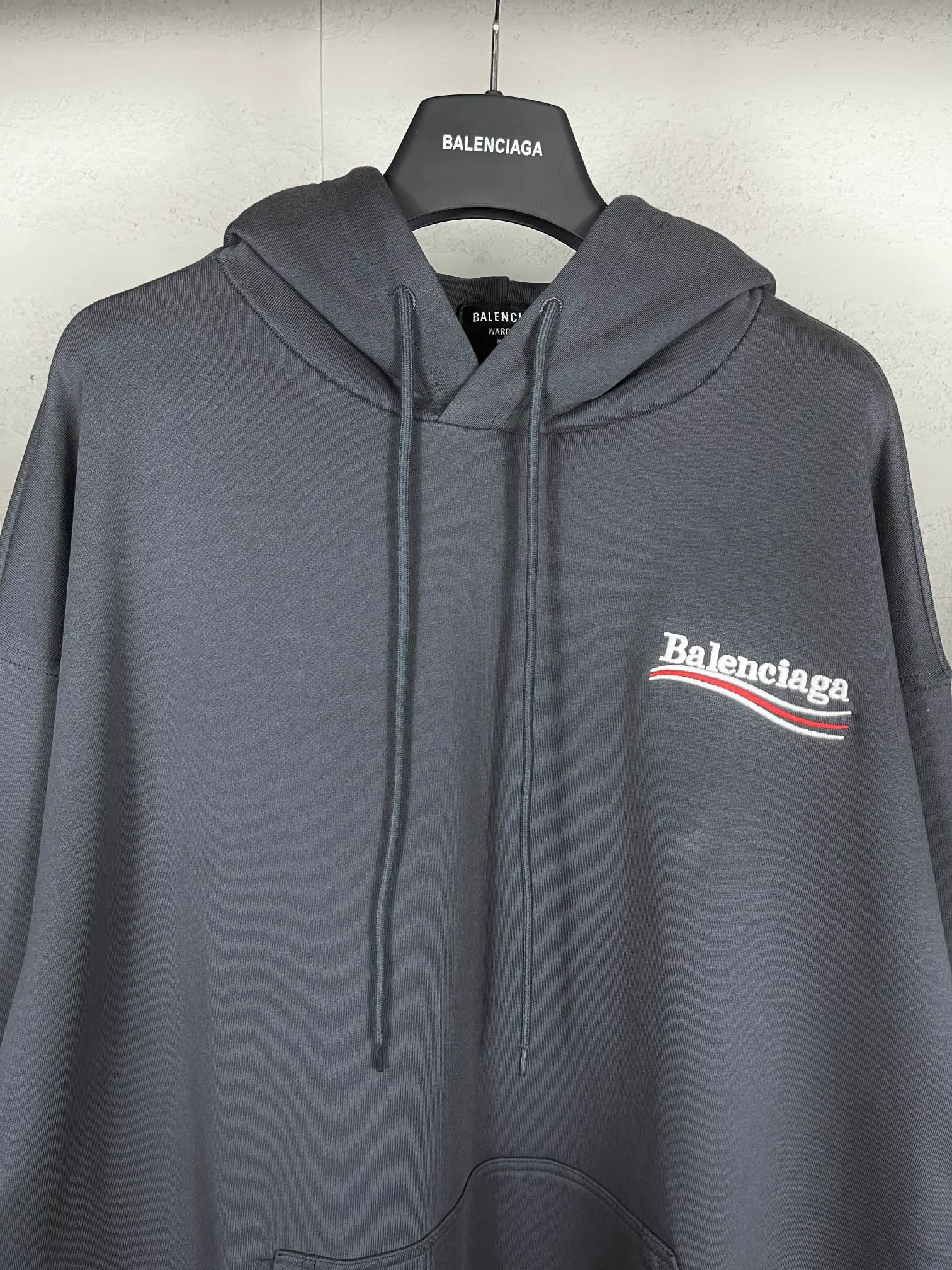 🅿️296 Actual pictures [Top version. Official website quality] BALENCI*GA/Paris. Classic model, #COLA EMBODIMENT HOODED LONG SLEEVE Sweatshirt# The fabric is made of Paris ZP custom-woven and dyed cotton terry sweatshirt, with a weight of 450 grams. The cloth surface is clean. The cloth pattern is clear, soft and comfortable. The threads are dyed with no color difference. The classic letter LOGO pattern is embroidered with an imported Tajima embroidery machine. The letters are clear and have a strong three-dimensional effect. Restored brick cabinets. Welcome to compare. The version adopts OS loose shoulder version. Same style for men and women. Code: BL238035 Color: black, white, cement white, dark gray Size: XS S M L