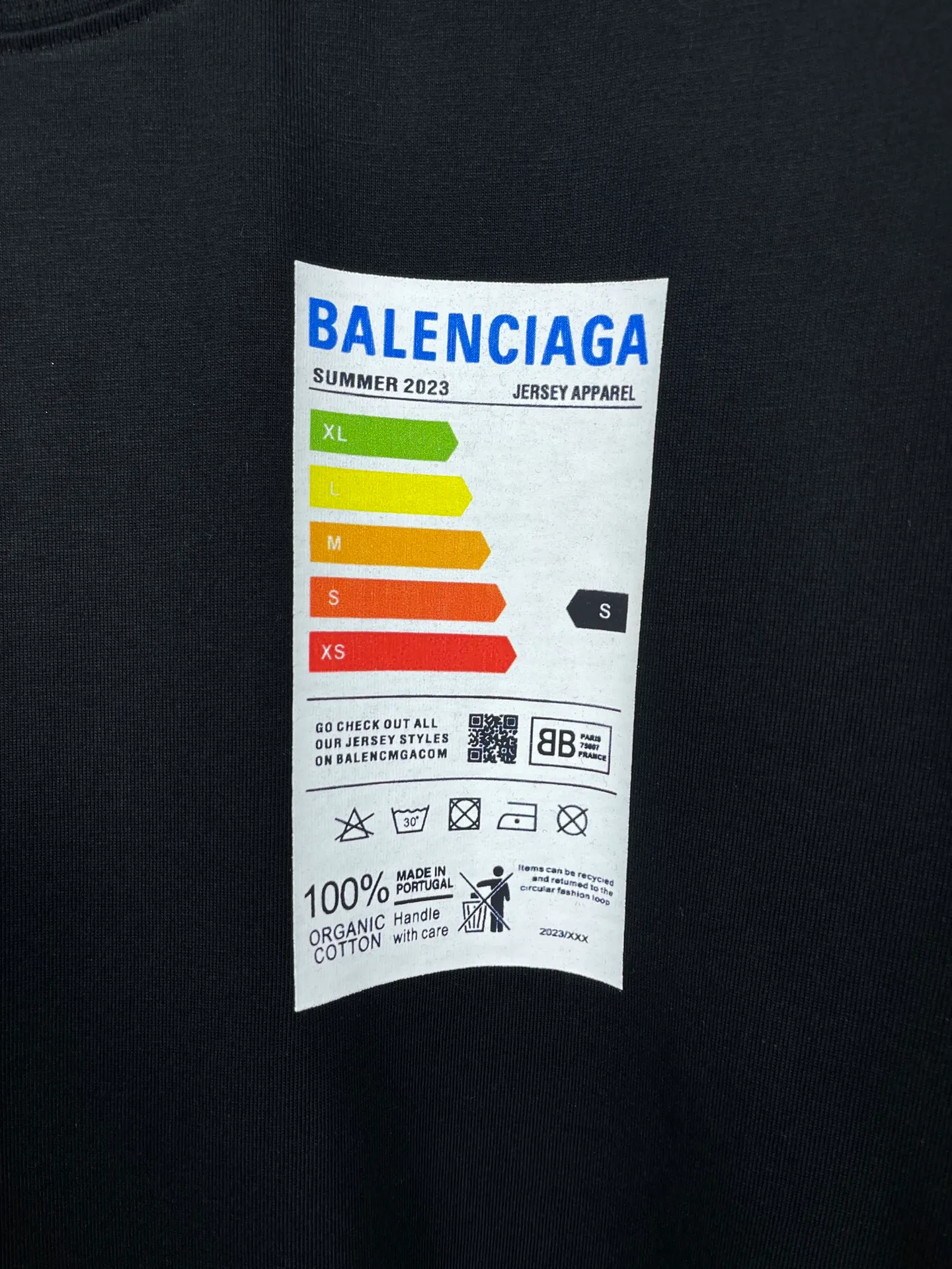 🅿️176 Real photos [Top version. Official website quality] BALENCI*GA/Paris BALENCI*GA# 2023 spring and summer new style, refrigerator energy meter environmental protection logo short-sleeved T-shirt. 2023 spring and summer new product. Brick cabinet synchronization. The fabric is made of Paris ZP custom-woven and dyed 100% cotton double yarn compact cotton. The weight is 260 grams. The cloth surface is clean. The cloth pattern is clear. Soft and comfortable. Good color fastness. Not easy to change color. The threads are woven and dyed with no color difference. The printing uses imported environmentally friendly rubber paddles, cutting piece positioning, precision stencils, fine LOGO letters, clear letters, no burrs. The effect is three-dimensional, which is different from ordinary printing in the market. Restore brick cabinets. Comparisons welcome. The version adopts OS loose shoulder design. Same style for men and women. Code: BL223097 Color: Black. Beige Size: XS to L